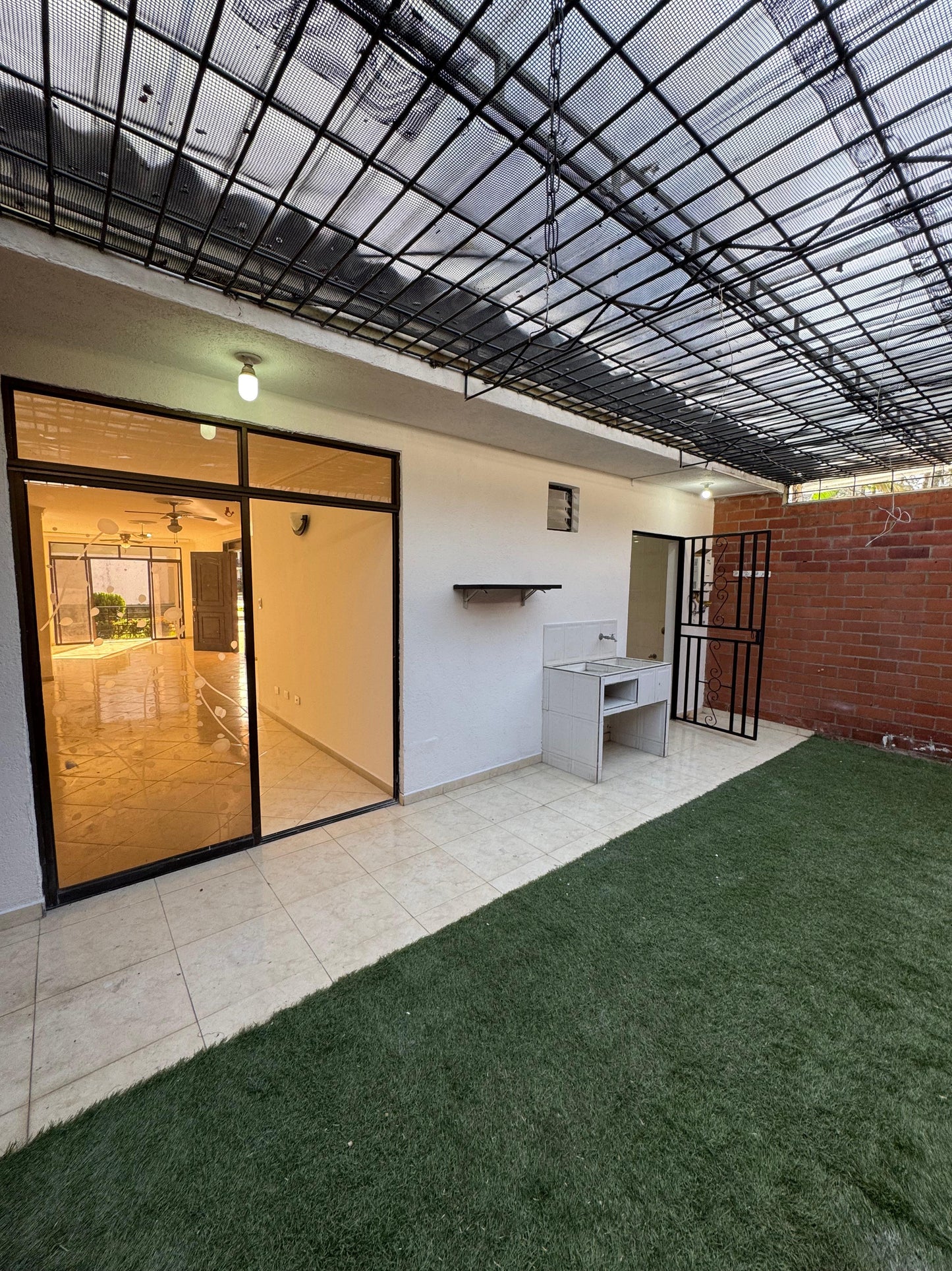 SE VENDE O RENTA CASA EN LA HACIENDA CALI