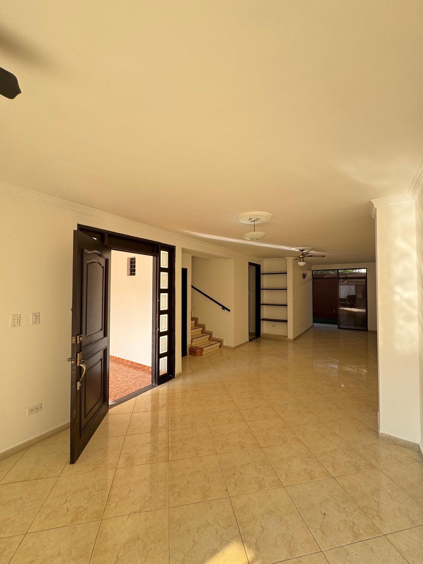 SE VENDE O RENTA CASA EN LA HACIENDA CALI