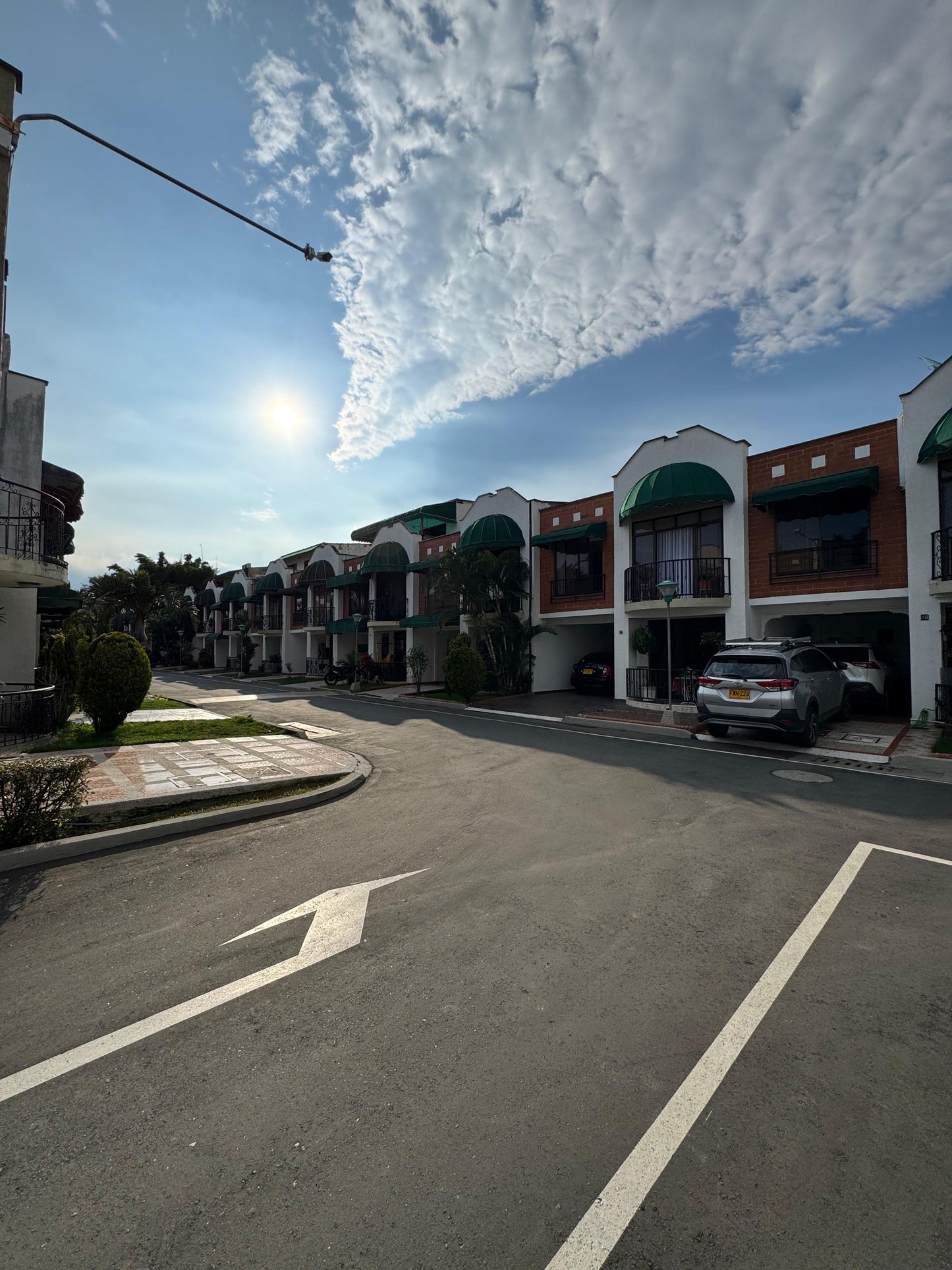 SE VENDE O RENTA CASA EN LA HACIENDA CALI