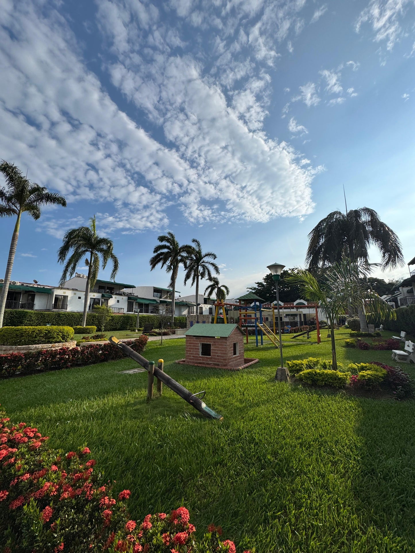 SE VENDE O RENTA CASA EN LA HACIENDA CALI
