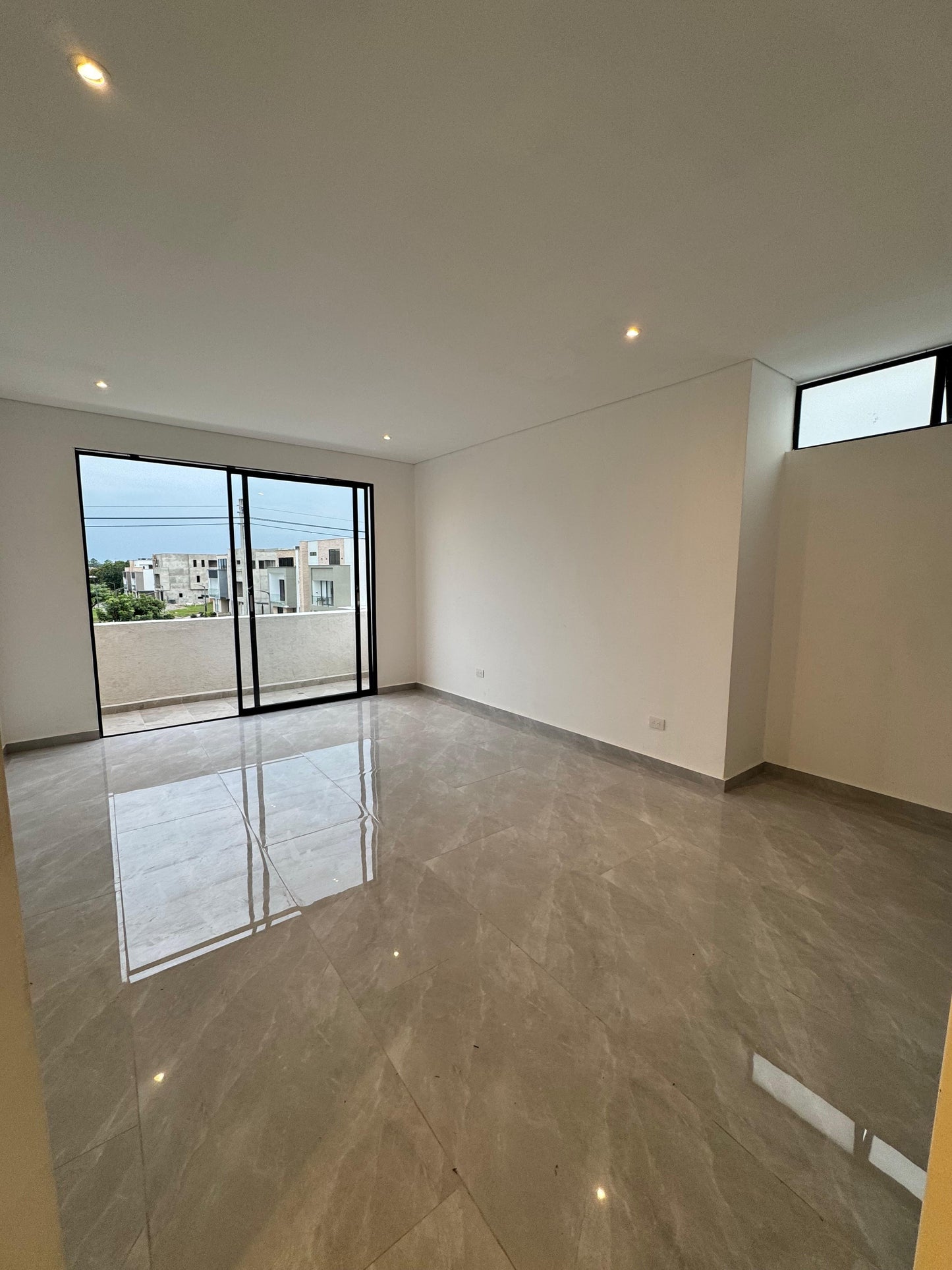 CASA A LA VENTA EN LAS MERCEDES JAMUNDI