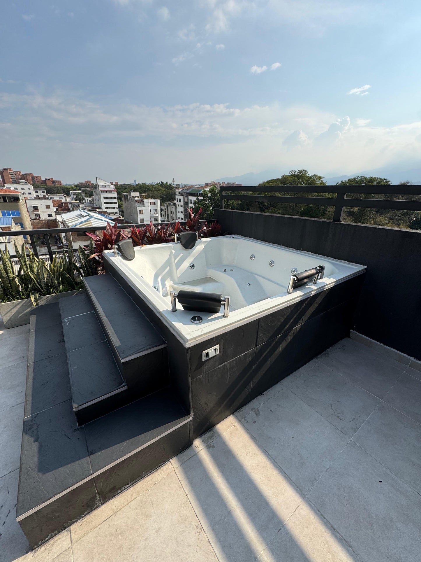 PENTHOUSE EN ALQUILER POR MES O NOCHE EN EL INGENIO SUR DE CALI