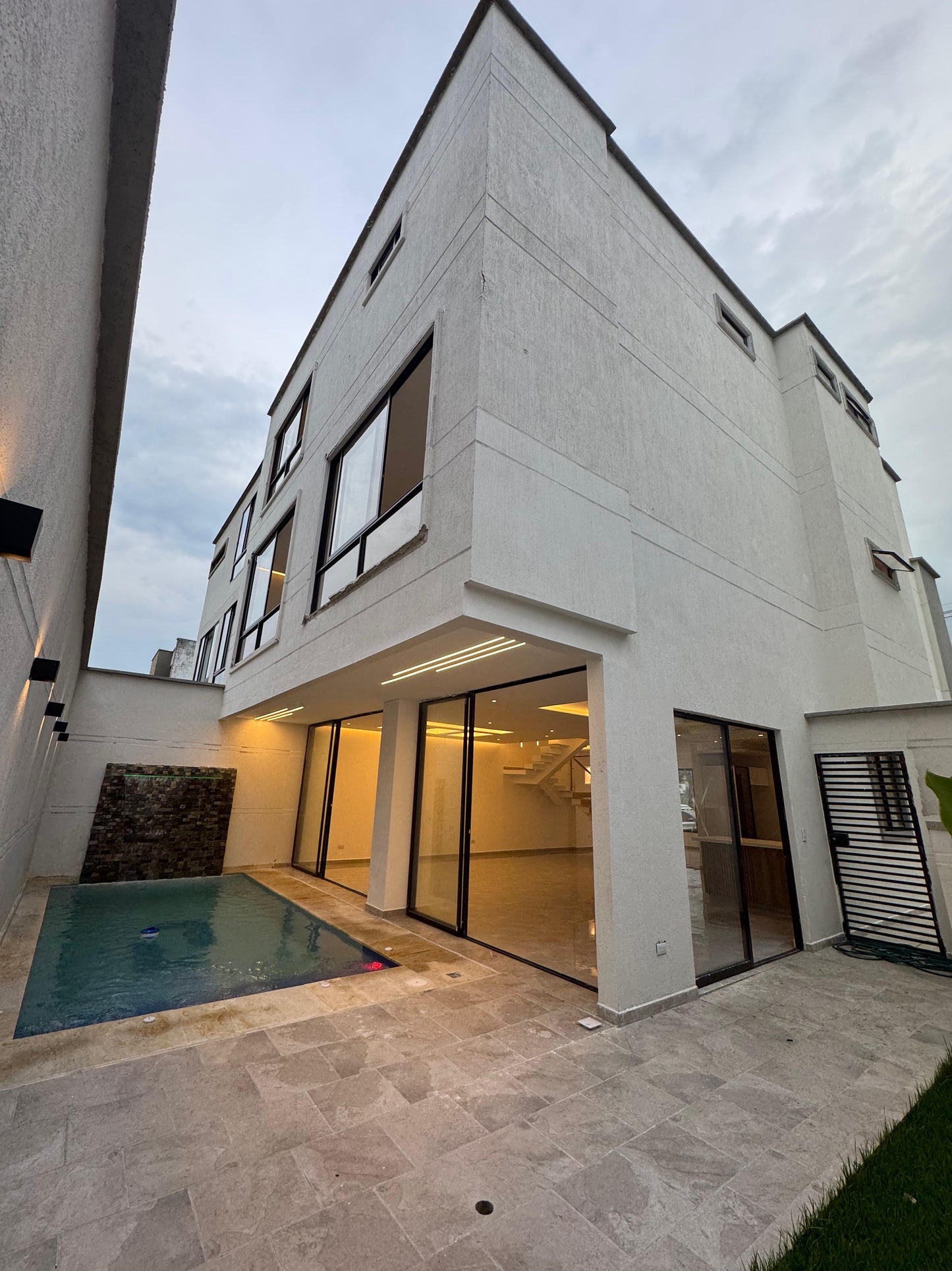 CASA A LA VENTA EN LAS MERCEDES JAMUNDI