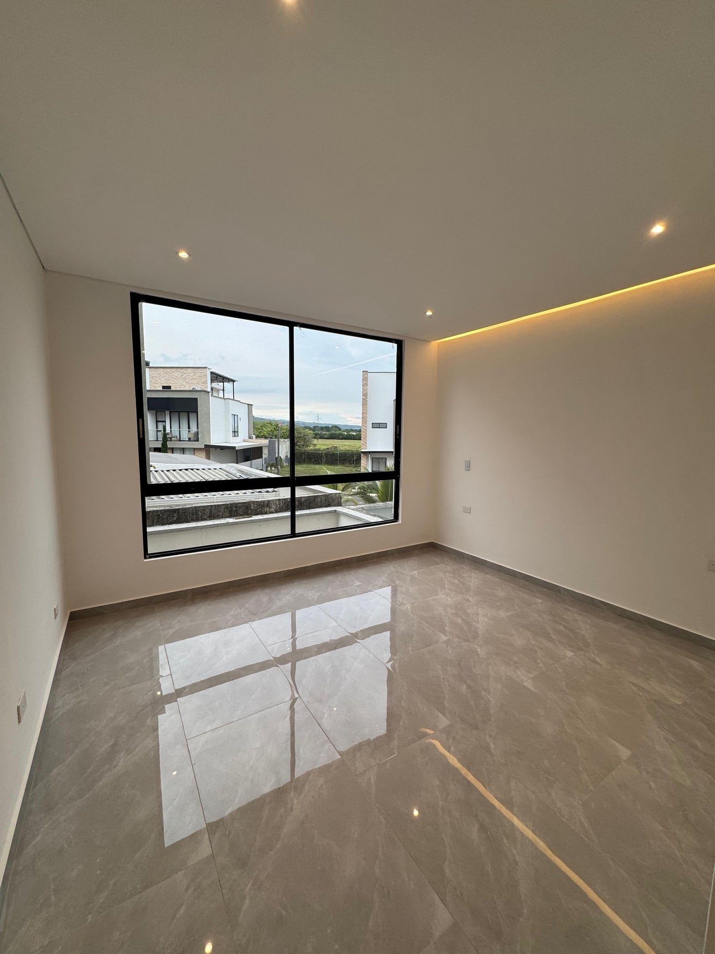 CASA A LA VENTA EN LAS MERCEDES JAMUNDI