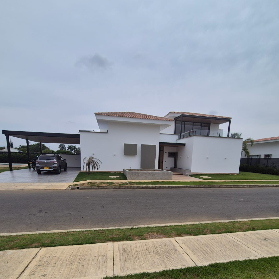 CASA DE LUJO EN VENTA PARA ESTRENAR EN CONDOMINIO SECTOR LAS MERCEDES JAMUNDI