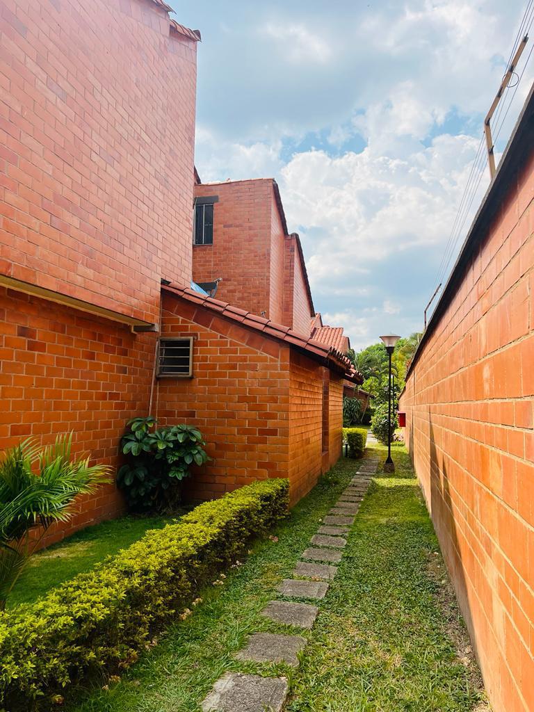 SE VENDE CASA EN EL LIMONAR CALI