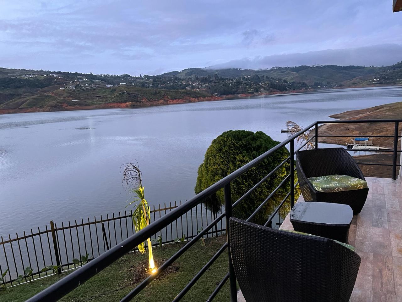 SE VENDE HERMOSA FINCA EN EL LAGO CALIMA CONDOMINIO CON MUELLE PRIVADO