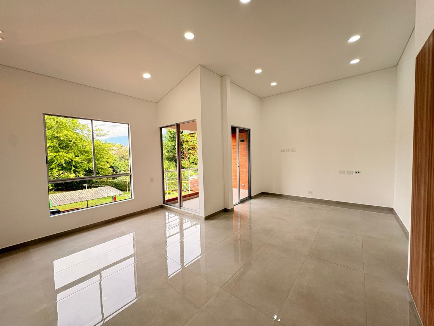 CASA MODERNA EN ALQUILER – FARALLONES DE PANCE, CALI