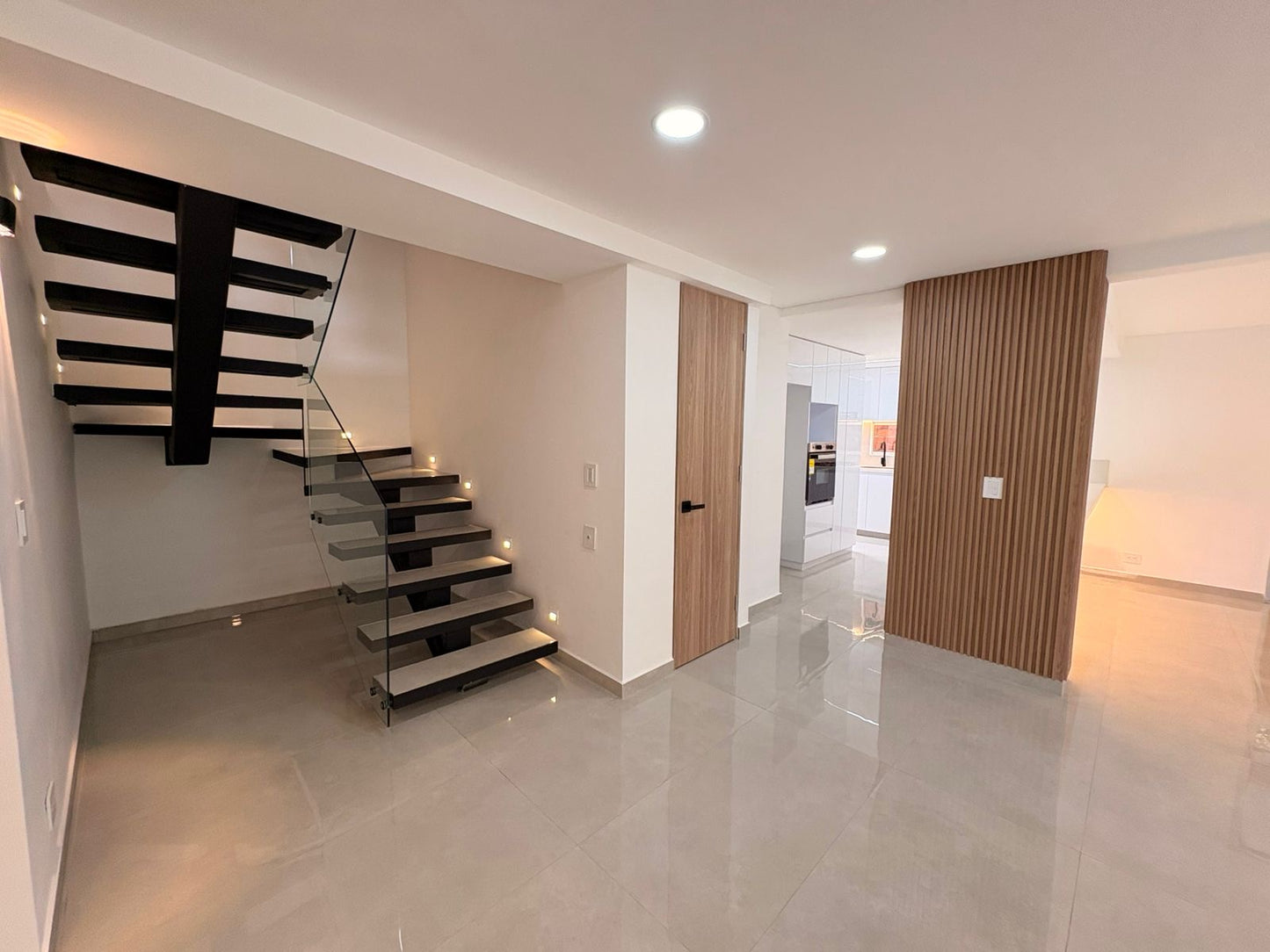 CASA MODERNA EN ALQUILER – FARALLONES DE PANCE, CALI