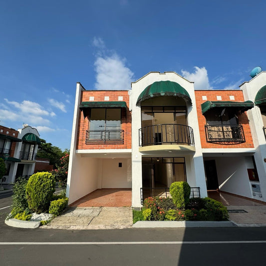 SE VENDE O RENTA CASA EN LA HACIENDA CALI
