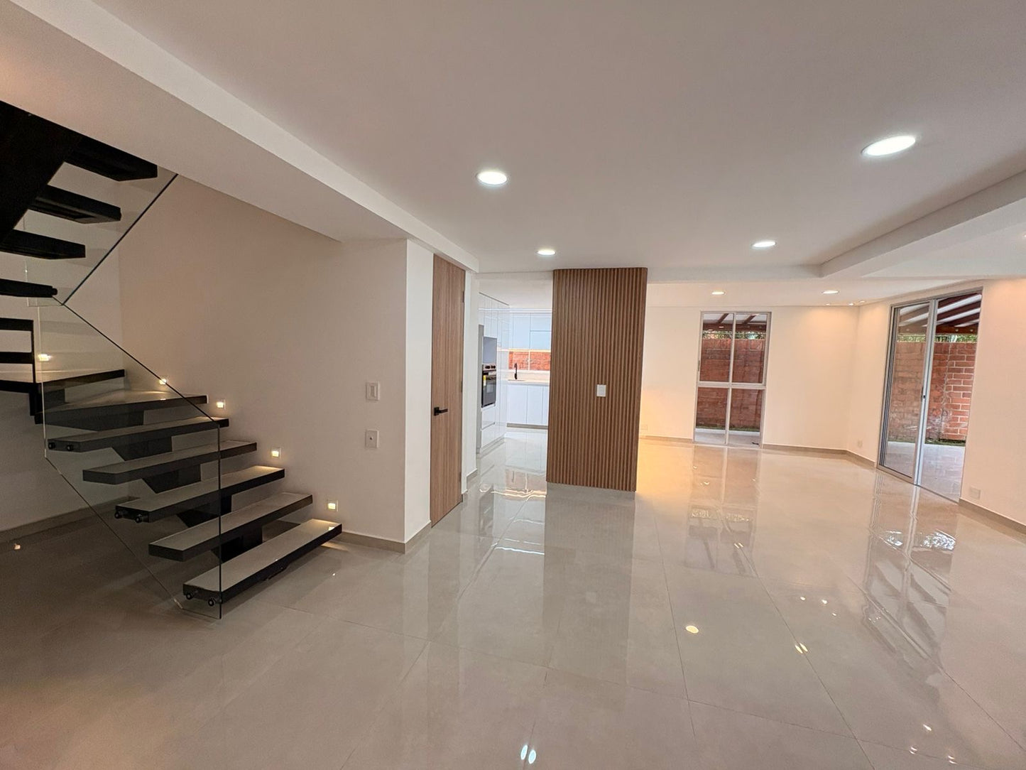 CASA MODERNA EN ALQUILER – FARALLONES DE PANCE, CALI