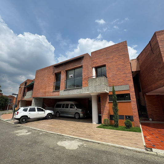 CASA A LA VENTA EN CONDOMINIO POLO CLUB CIUDAD JARDÍN CALI