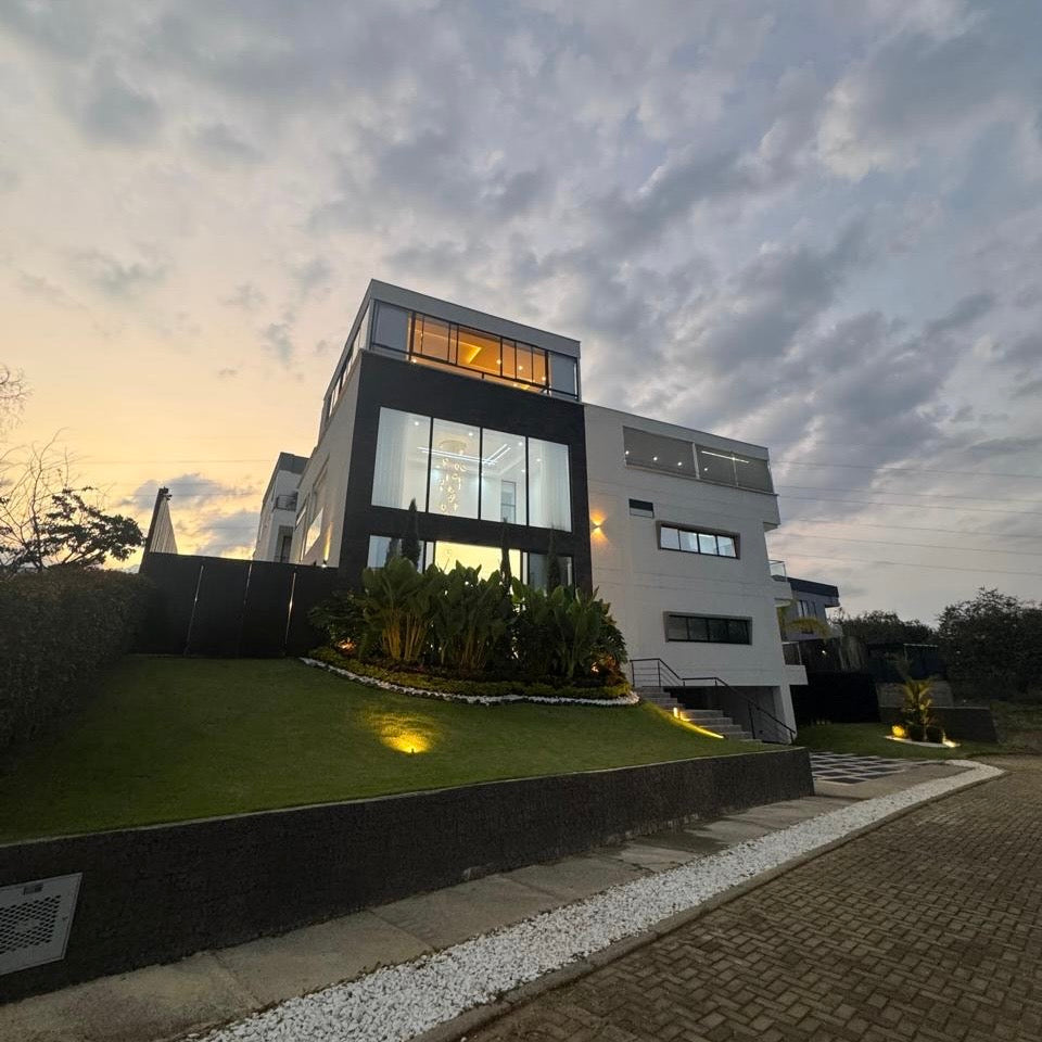 CASA LUJOSA EN VENTA PANCE CALI