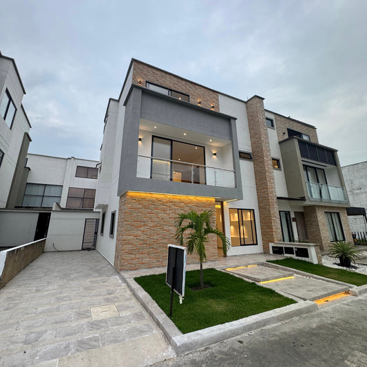CASA A LA VENTA EN LAS MERCEDES JAMUNDI