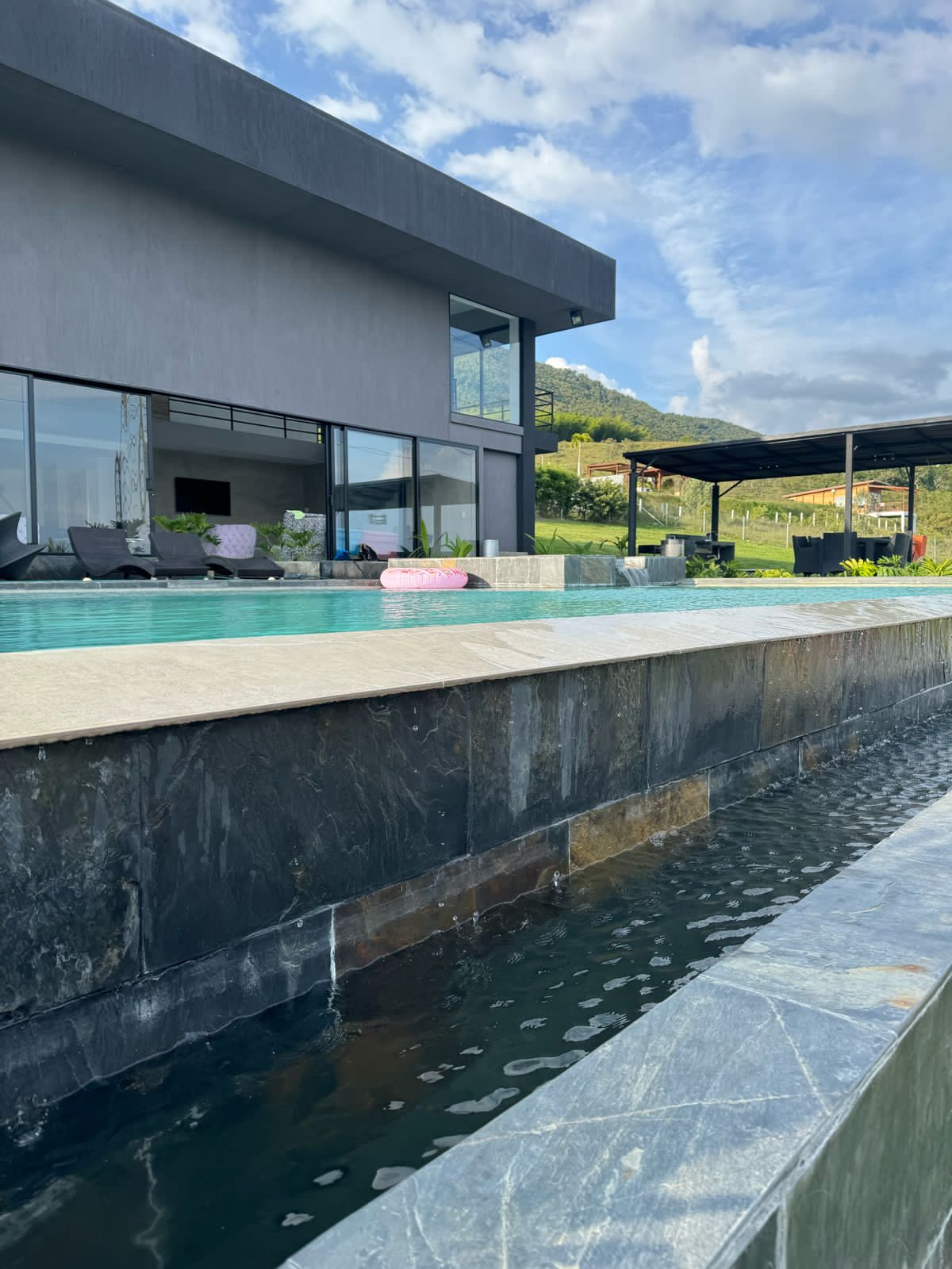 SE VENDE FINCA EN EL LAGO CALIMA CONJUNTO CERRADO