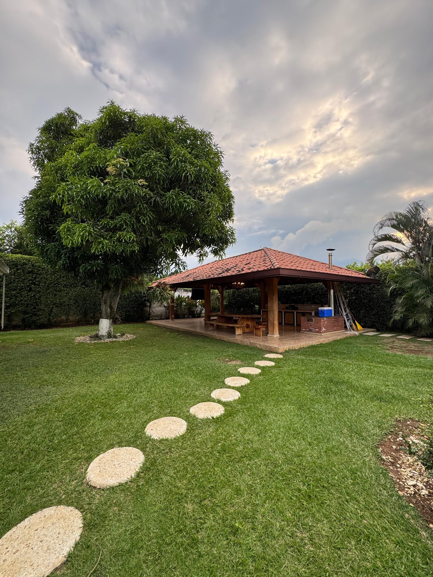 Casa independiente en venta en Ciudad Jardín, Cali — 600 m², 4 habitaciones, piscina y turco