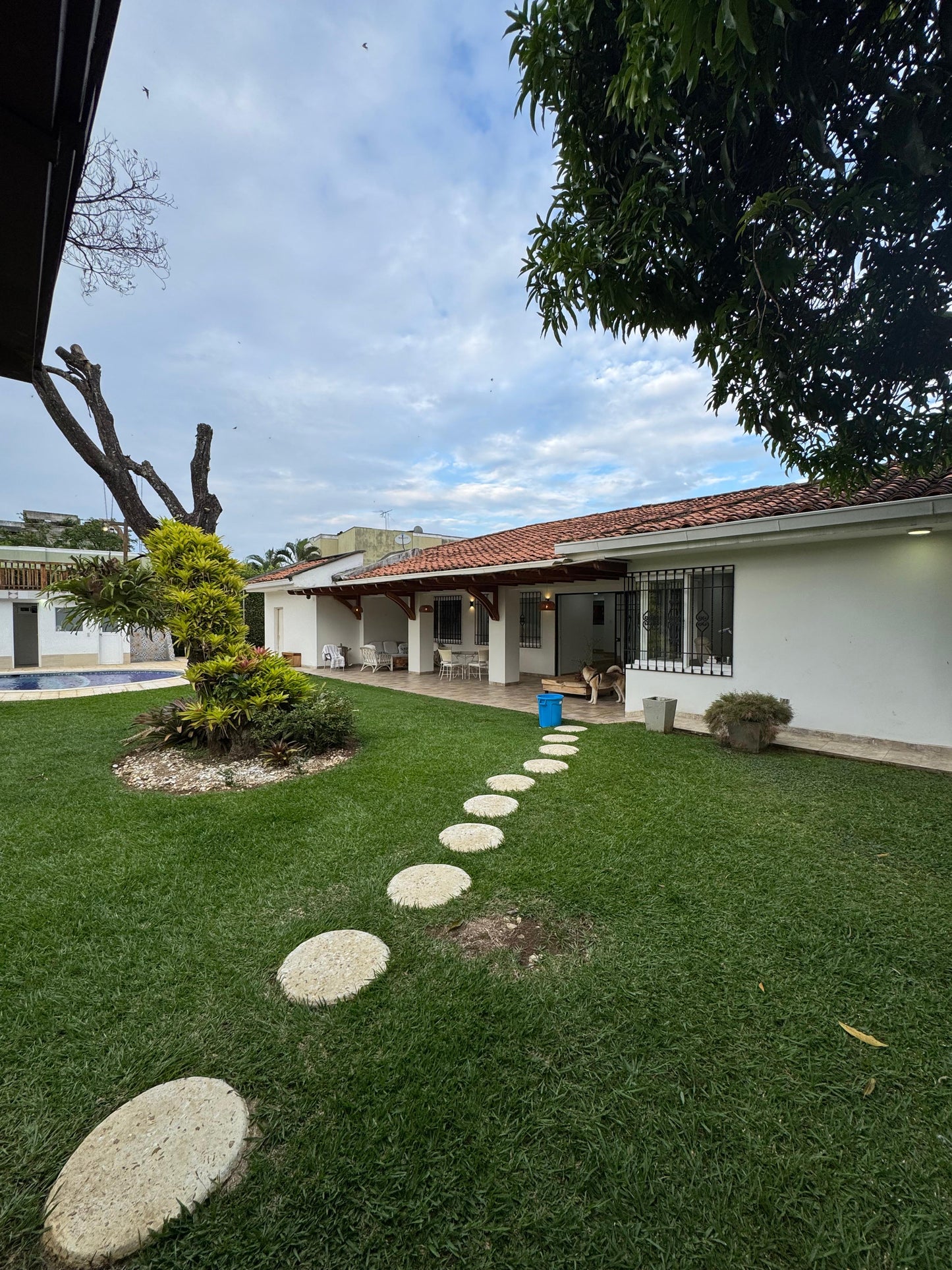 Casa independiente en venta en Ciudad Jardín, Cali — 600 m², 4 habitaciones, piscina y turco