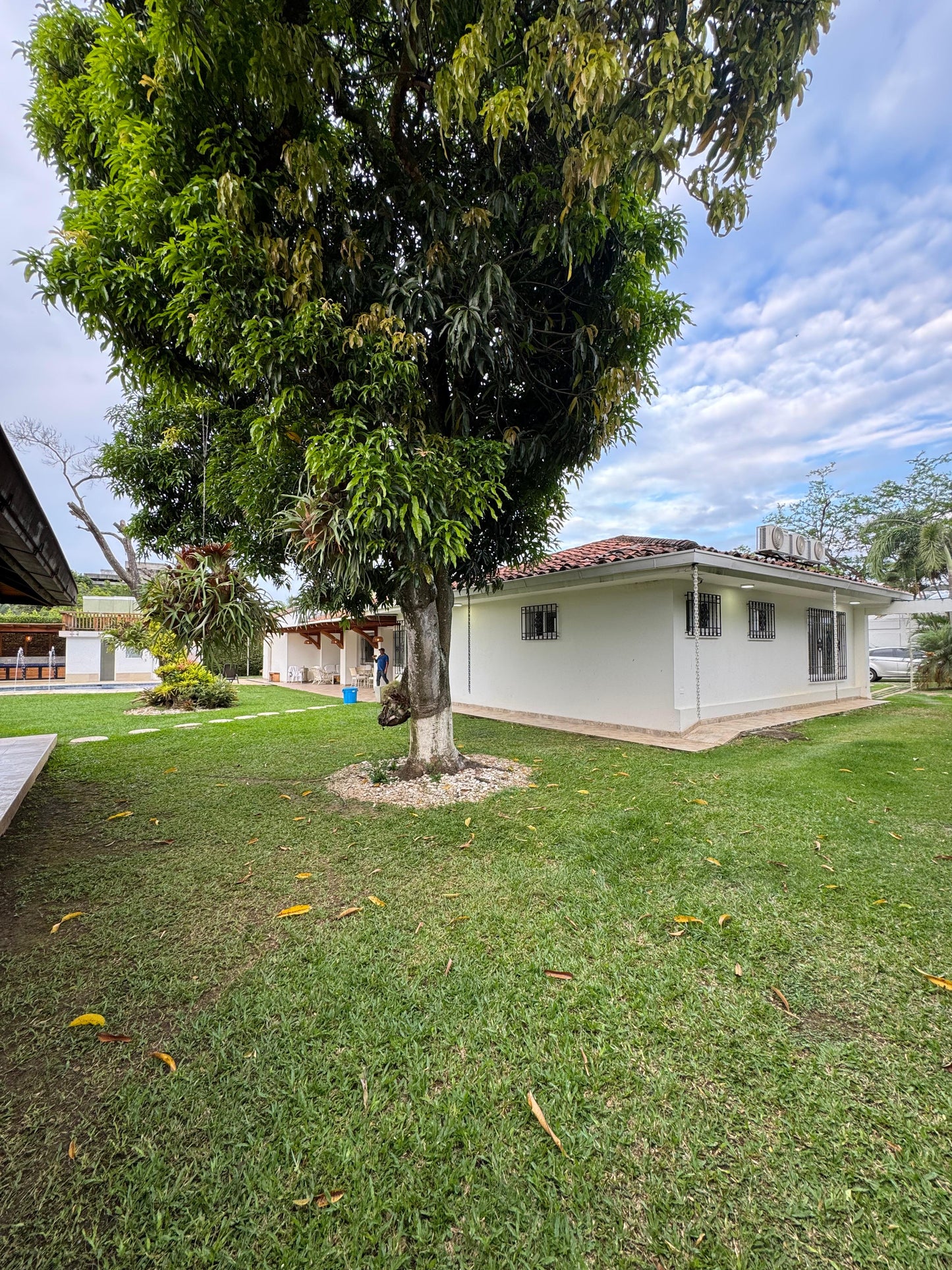 Casa independiente en venta en Ciudad Jardín, Cali — 600 m², 4 habitaciones, piscina y turco