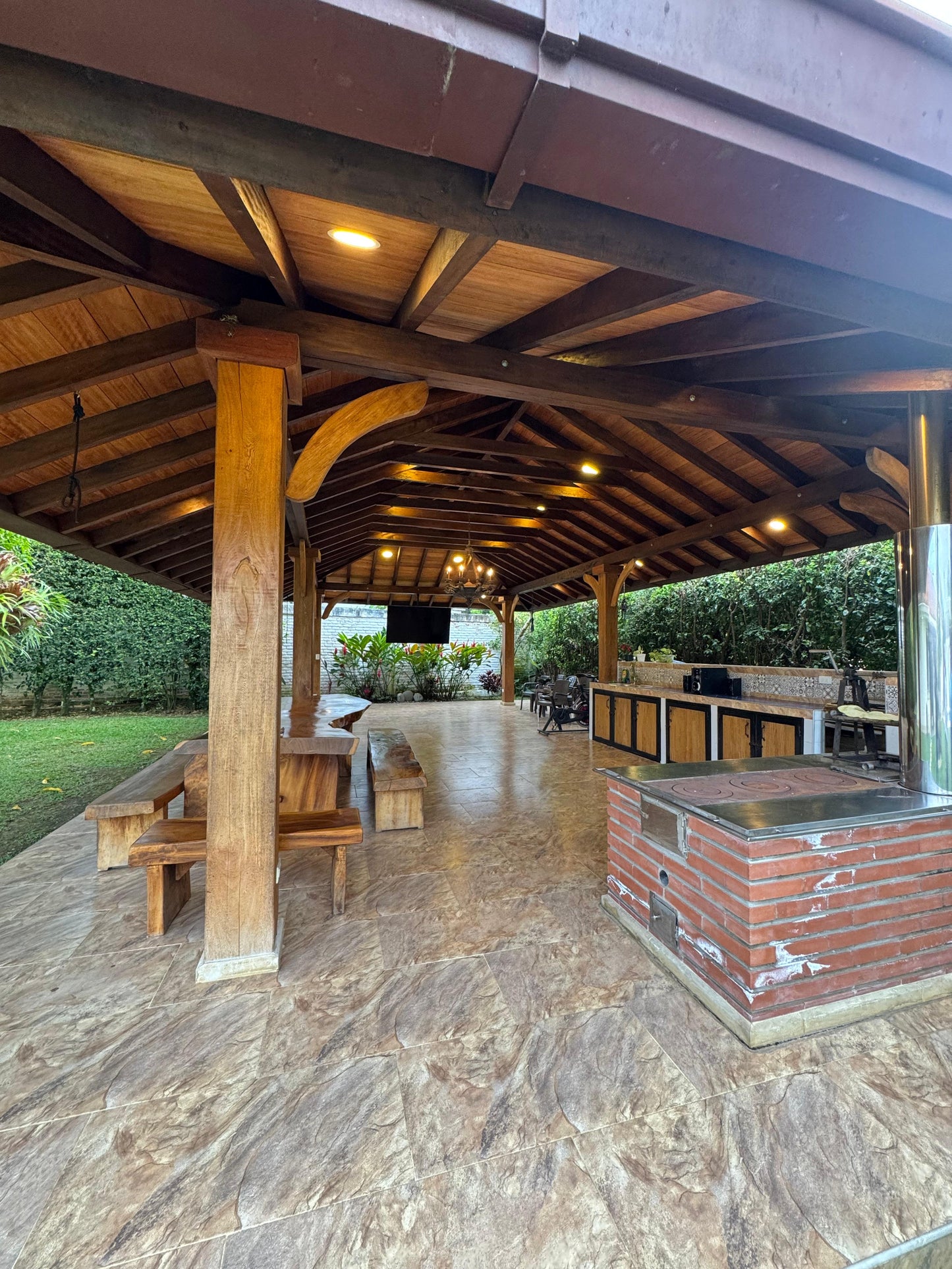 Casa independiente en venta en Ciudad Jardín, Cali — 600 m², 4 habitaciones, piscina y turco