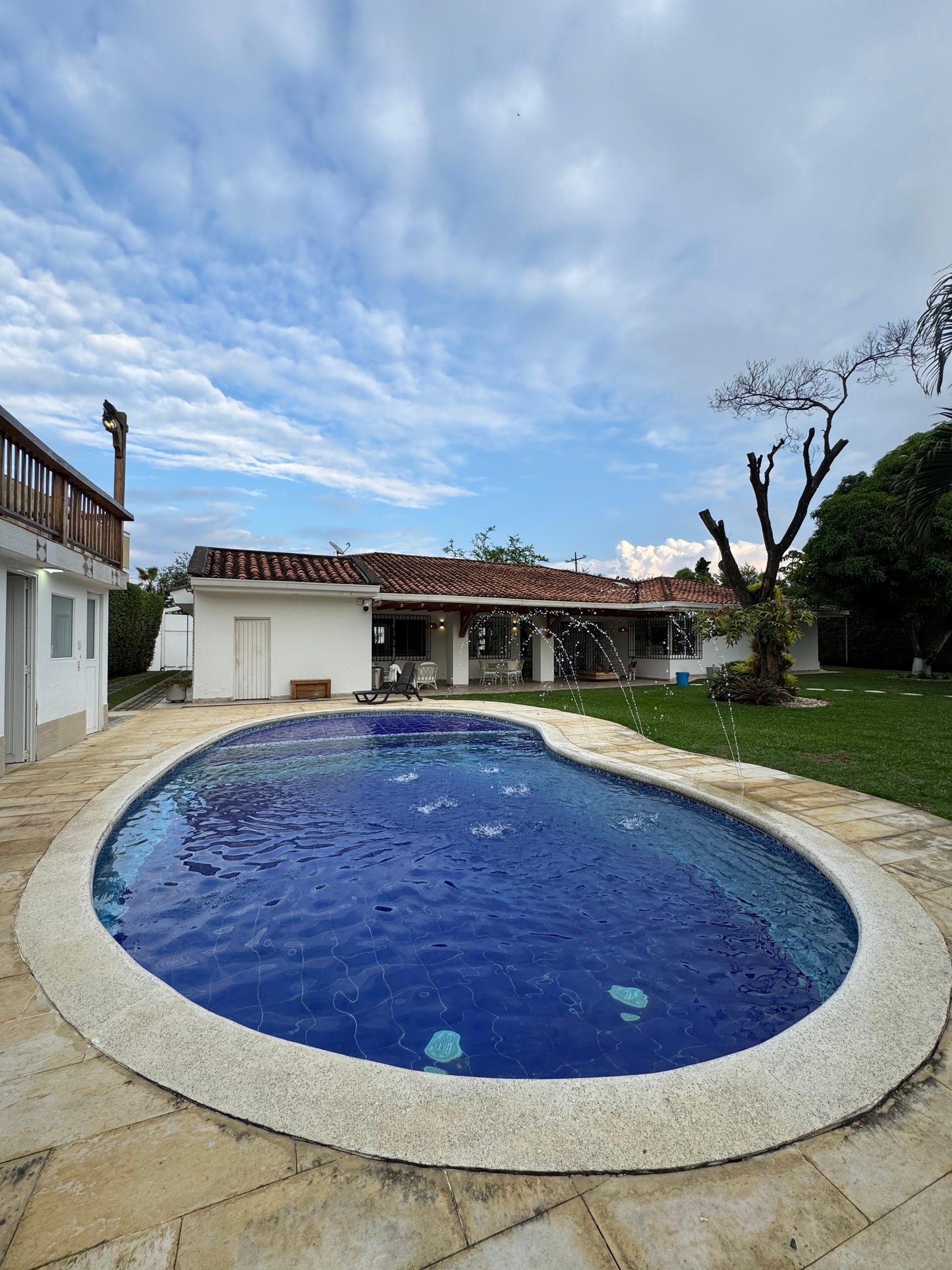Casa independiente en venta en Ciudad Jardín, Cali — 600 m², 4 habitaciones, piscina y turco