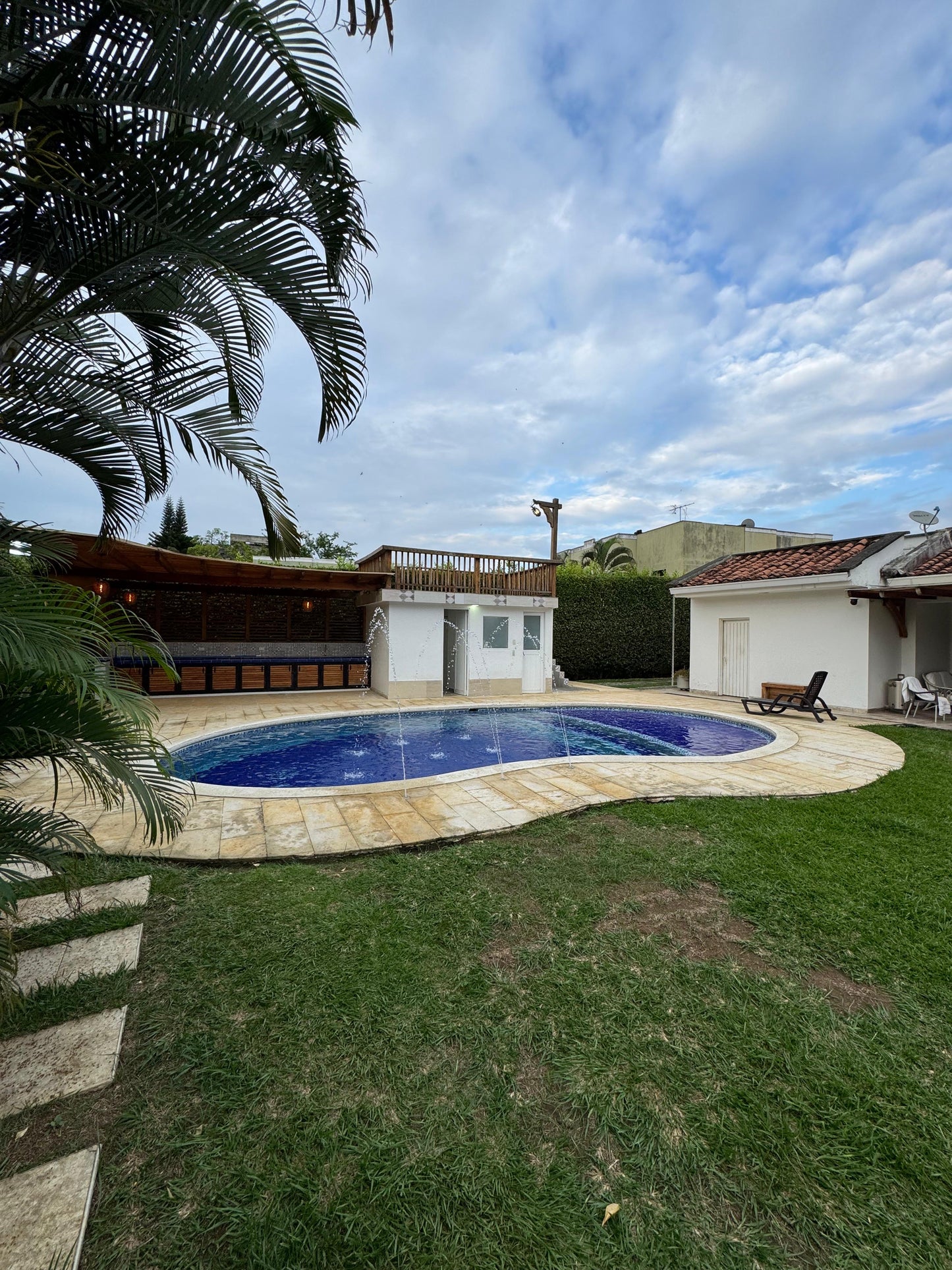 Casa independiente en venta en Ciudad Jardín, Cali — 600 m², 4 habitaciones, piscina y turco