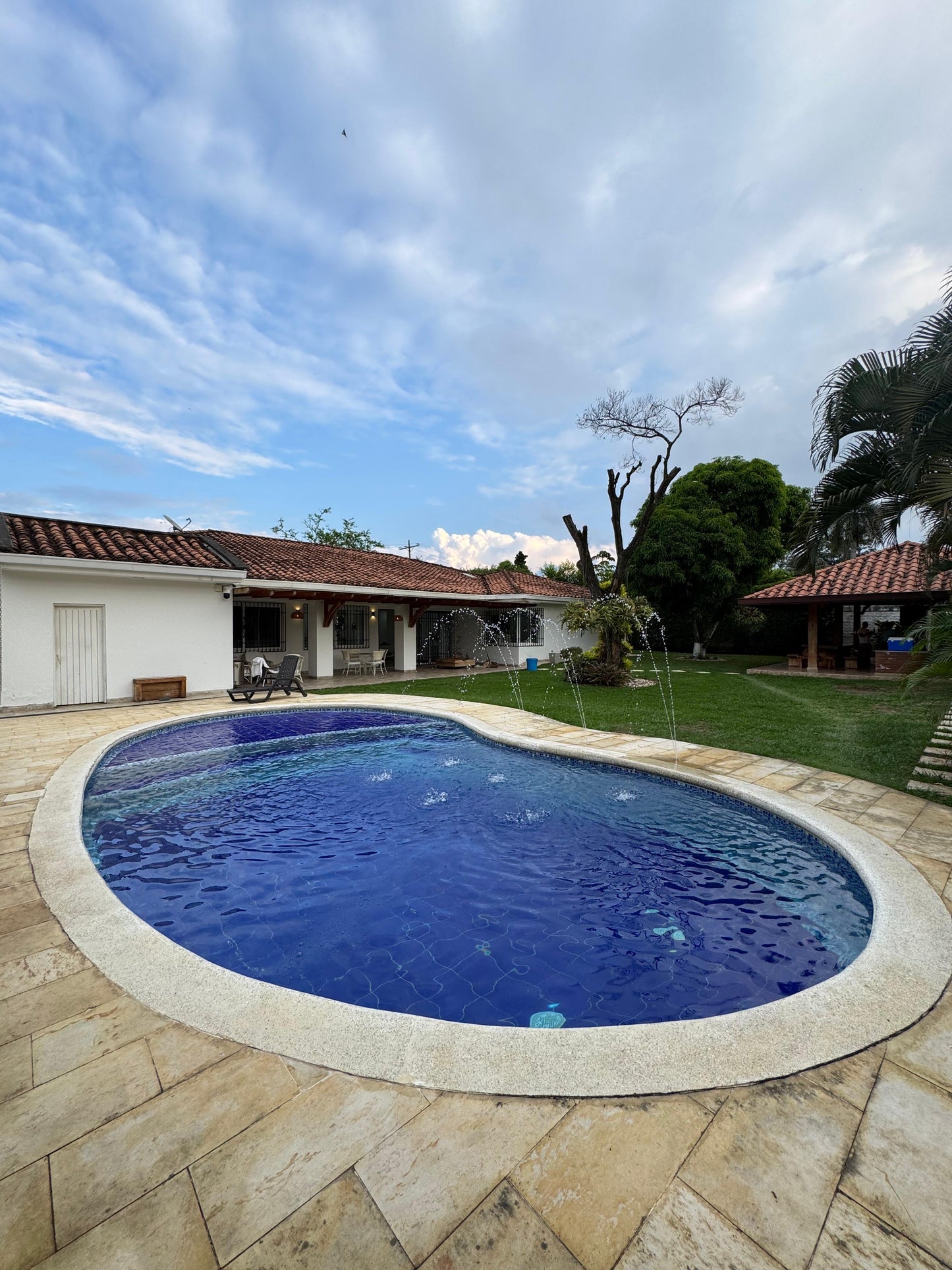Casa independiente en venta en Ciudad Jardín, Cali — 600 m², 4 habitaciones, piscina y turco