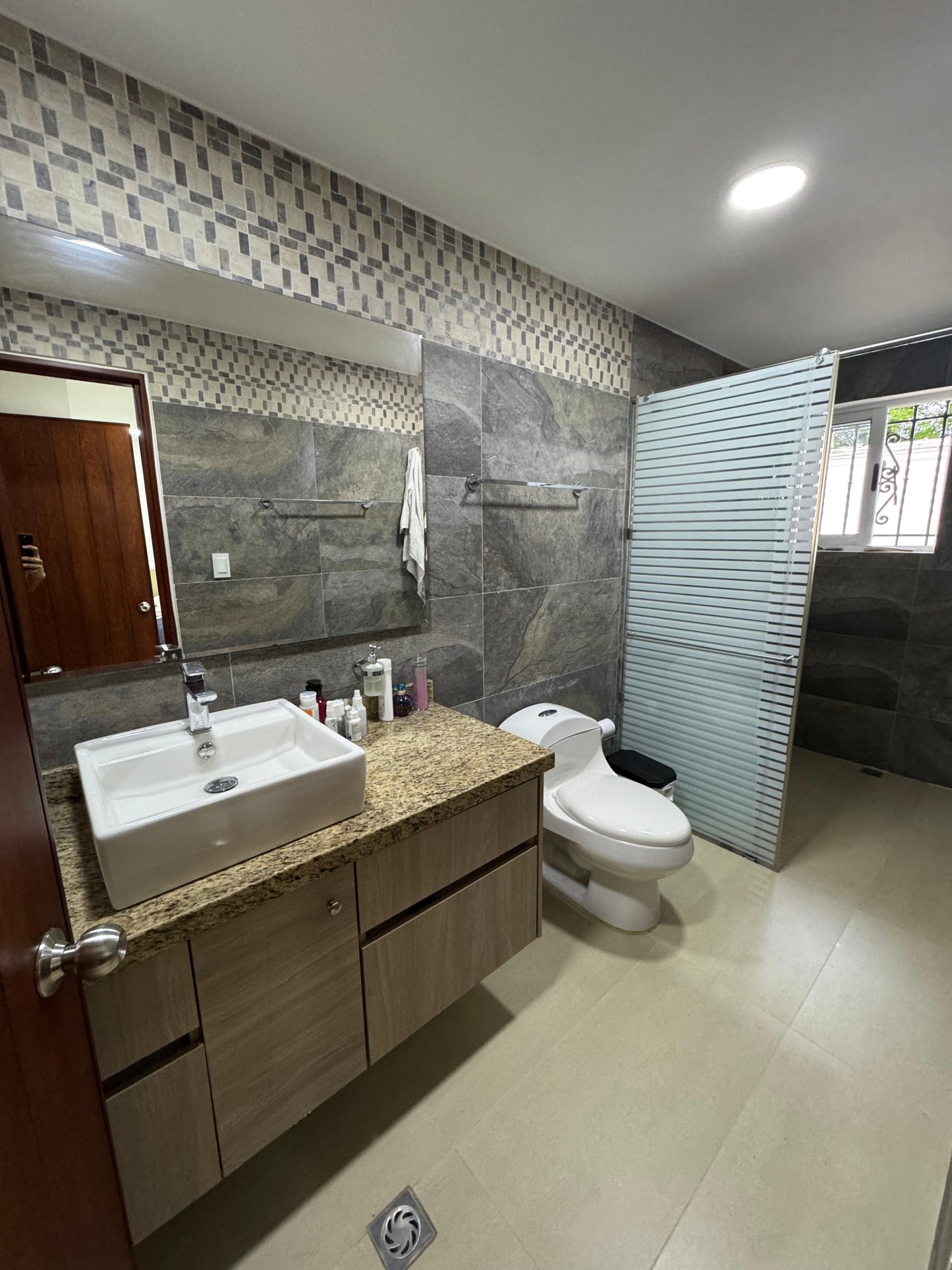 Casa independiente en venta en Ciudad Jardín, Cali — 600 m², 4 habitaciones, piscina y turco