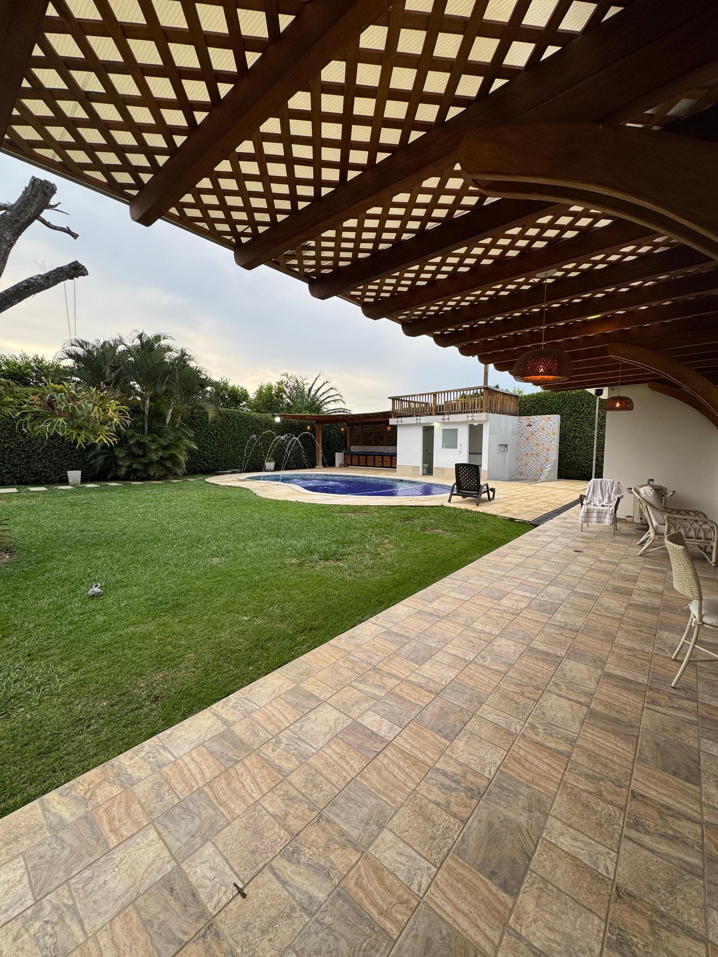 Casa independiente en venta en Ciudad Jardín, Cali — 600 m², 4 habitaciones, piscina y turco