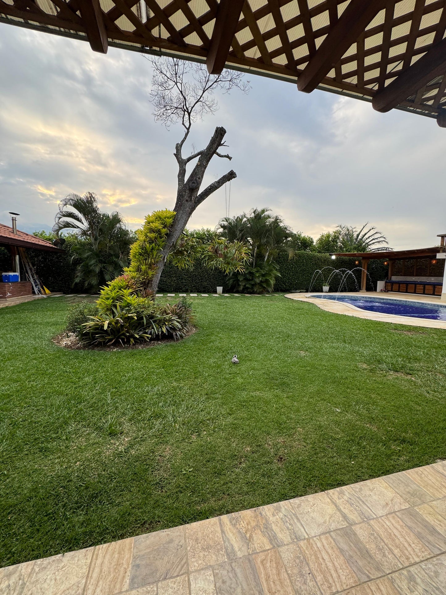 Casa independiente en venta en Ciudad Jardín, Cali — 600 m², 4 habitaciones, piscina y turco