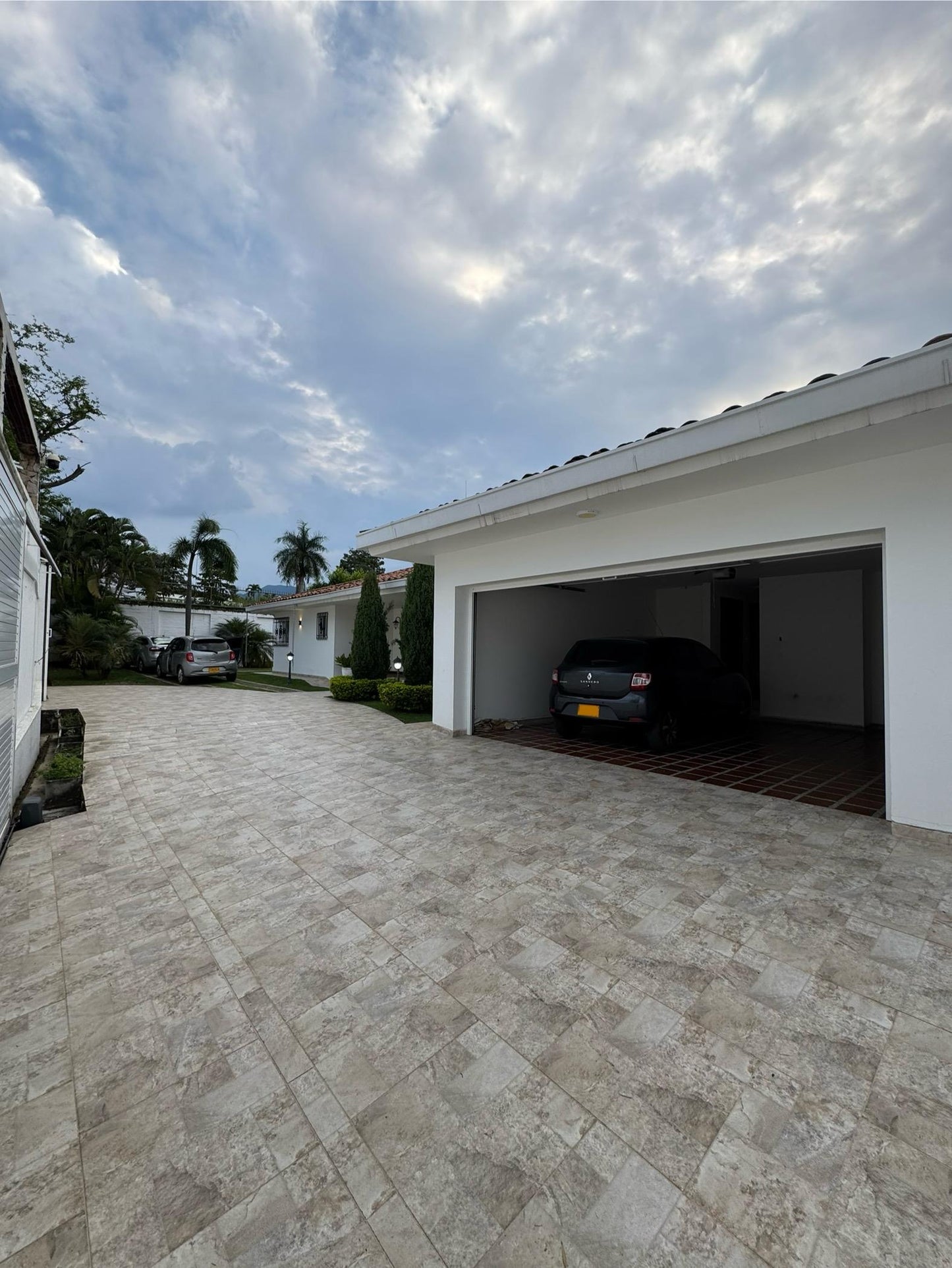Casa independiente en venta en Ciudad Jardín, Cali — 600 m², 4 habitaciones, piscina y turco