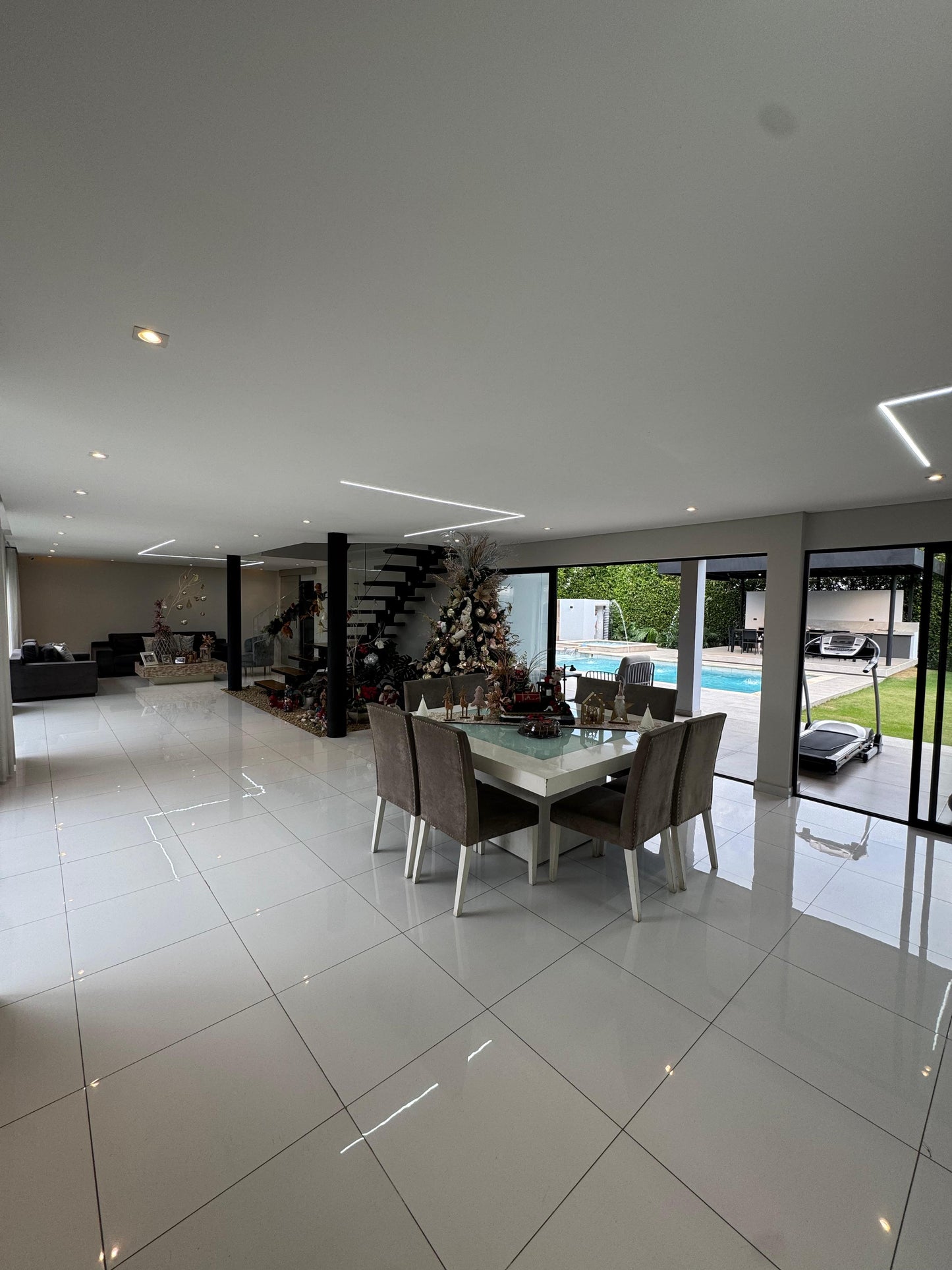 Casa en condominio en venta en Pance, Cali — 550 m², 4 habitaciones, piscina y sala de cine