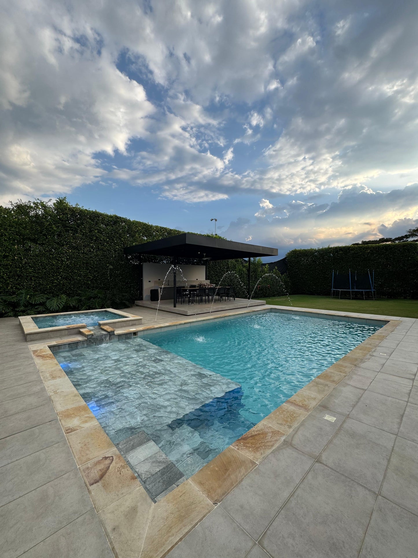 Casa en condominio en venta en Pance, Cali — 550 m², 4 habitaciones, piscina y sala de cine
