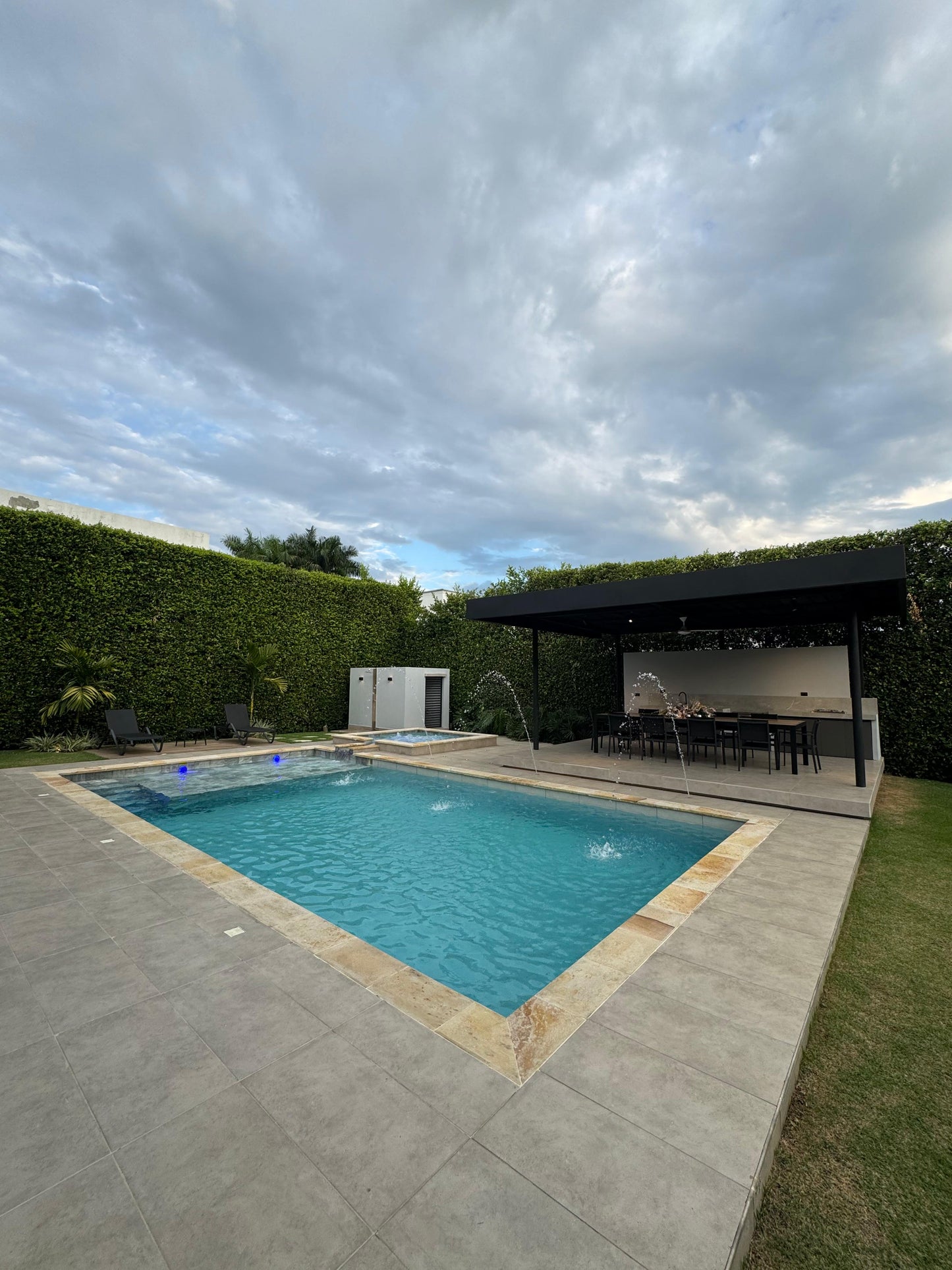 Casa en condominio en venta en Pance, Cali — 550 m², 4 habitaciones, piscina y sala de cine