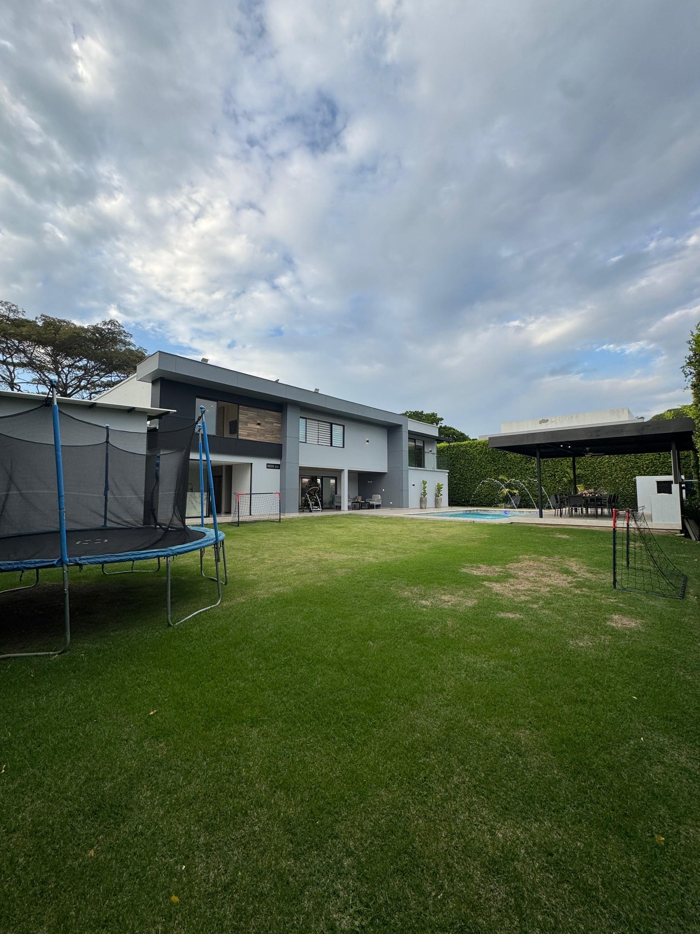 Casa en condominio en venta en Pance, Cali — 550 m², 4 habitaciones, piscina y sala de cine