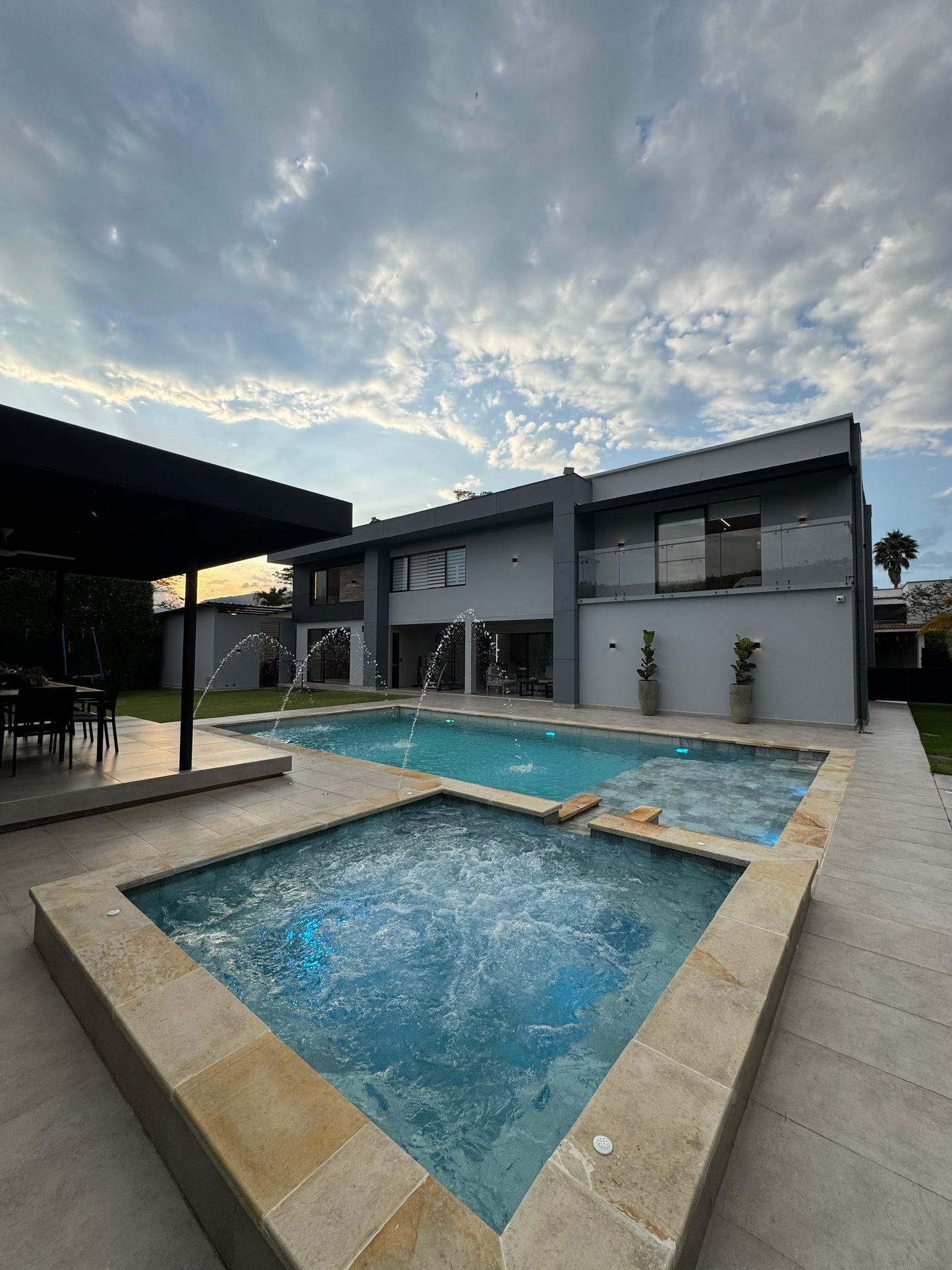 Casa en condominio en venta en Pance, Cali — 550 m², 4 habitaciones, piscina y sala de cine