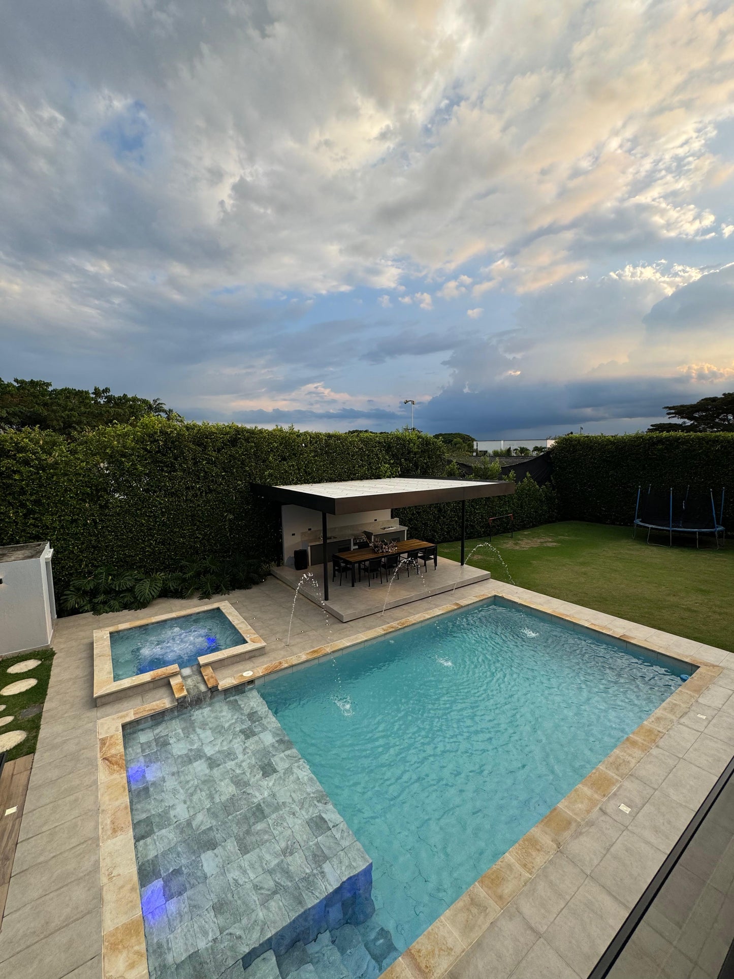 Casa en condominio en venta en Pance, Cali — 550 m², 4 habitaciones, piscina y sala de cine