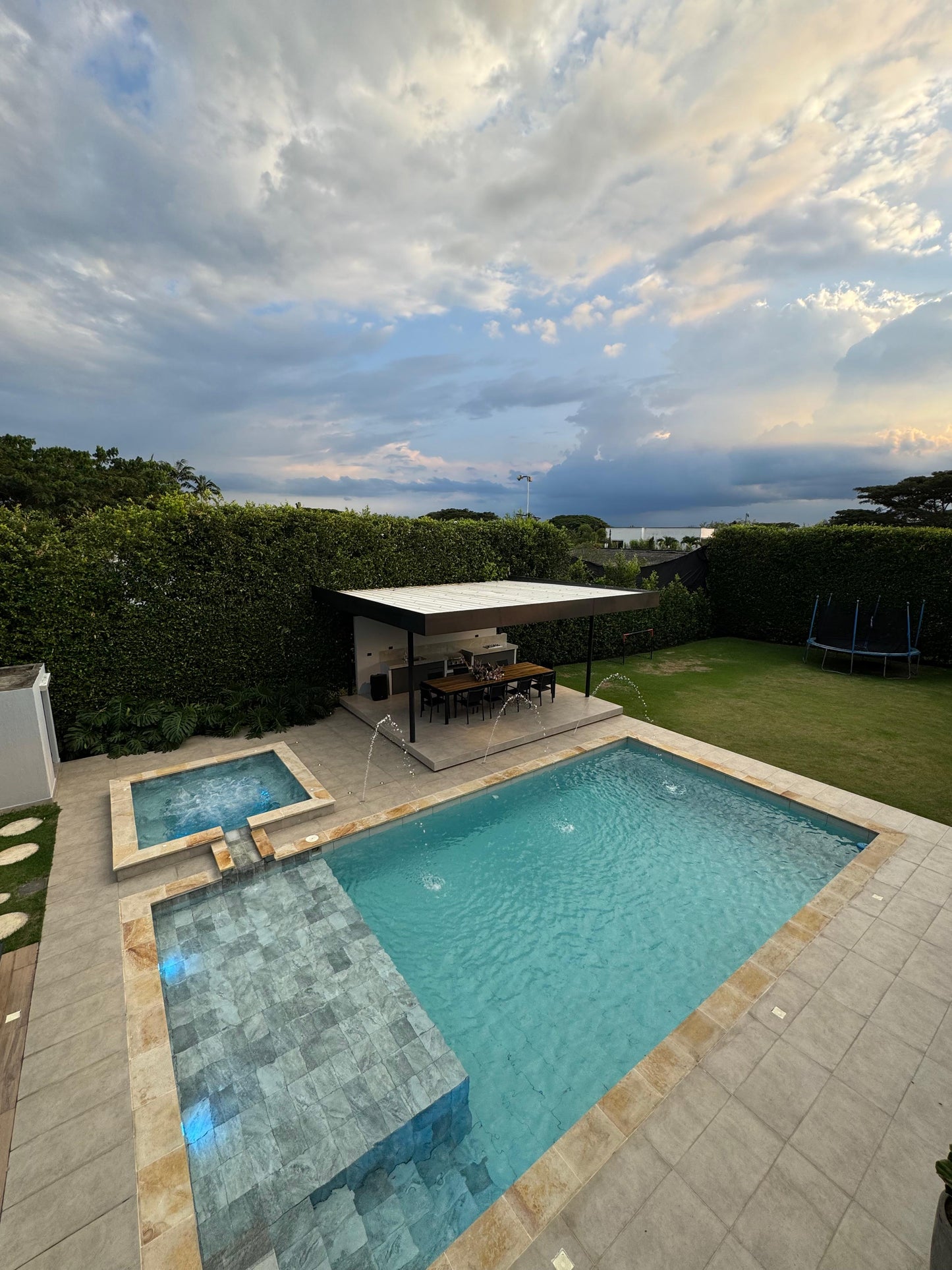 Casa en condominio en venta en Pance, Cali — 550 m², 4 habitaciones, piscina y sala de cine