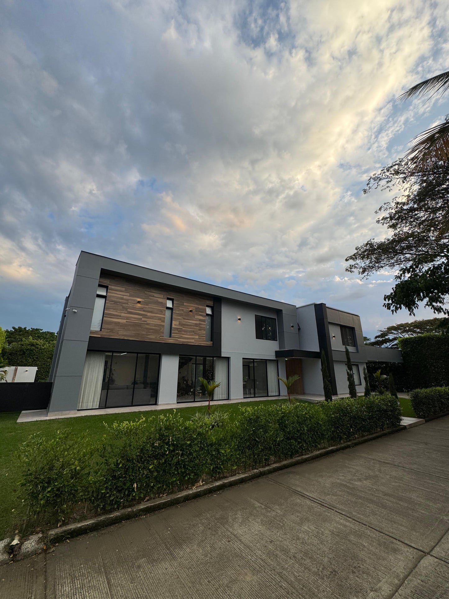 Casa en condominio en venta en Pance, Cali — 550 m², 4 habitaciones, piscina y sala de cine