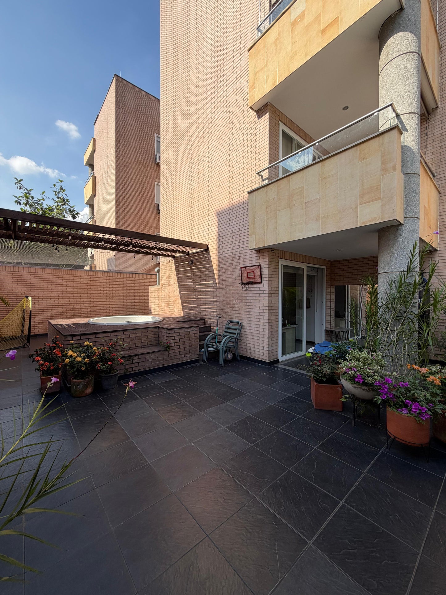 Apartamento en venta en Pance, Cali — 300 m² con terraza y jacuzzi, 3 habitaciones