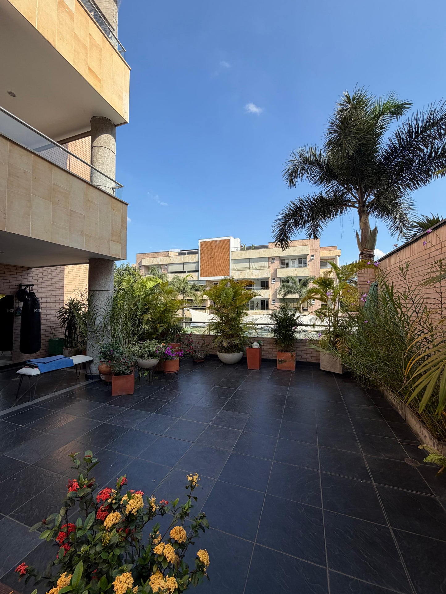 Apartamento en venta en Pance, Cali — 300 m² con terraza y jacuzzi, 3 habitaciones