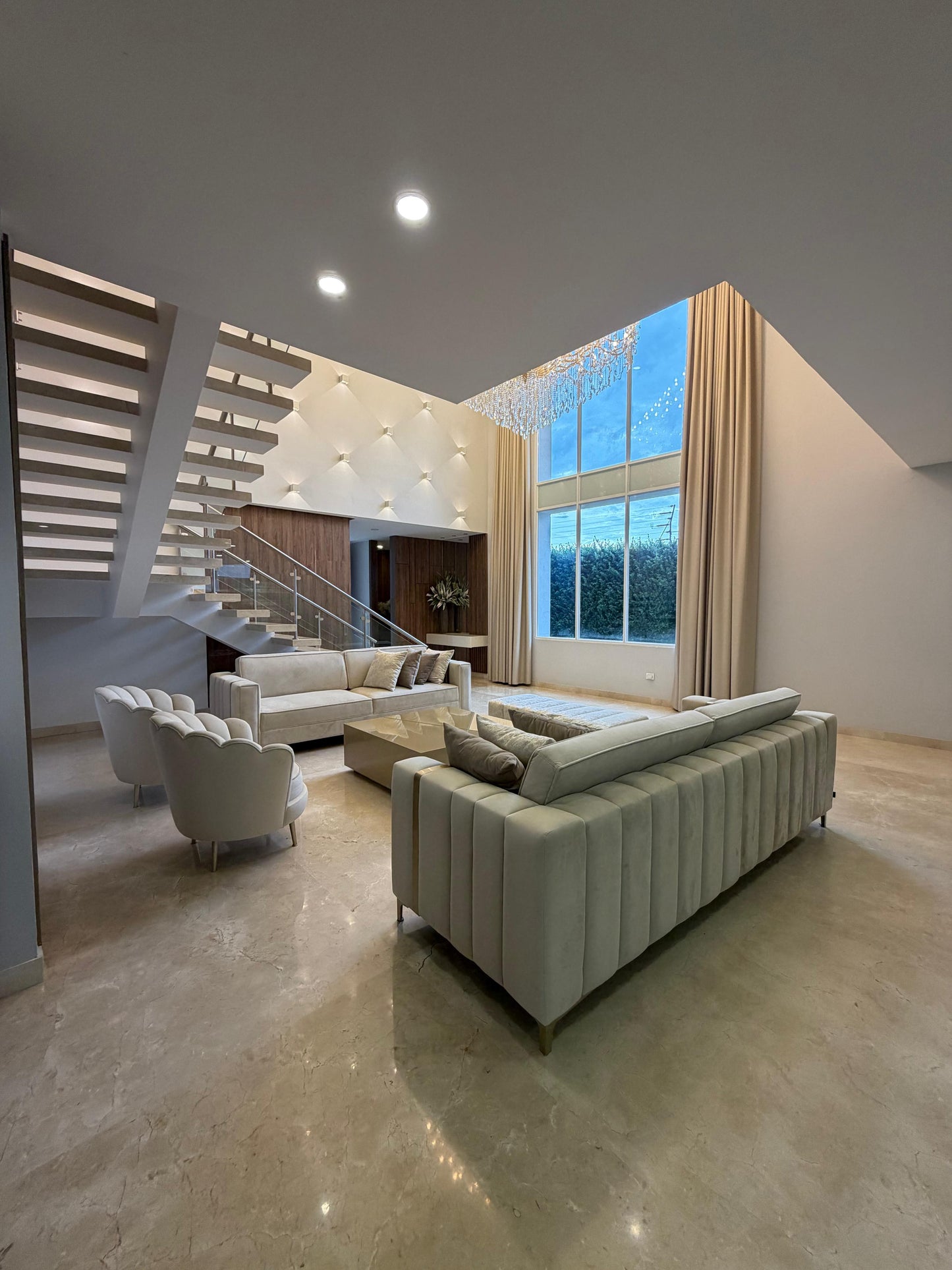 Casa en condominio en venta en Pance, Cali — 900 m², ascensor, sala de cine y piscina