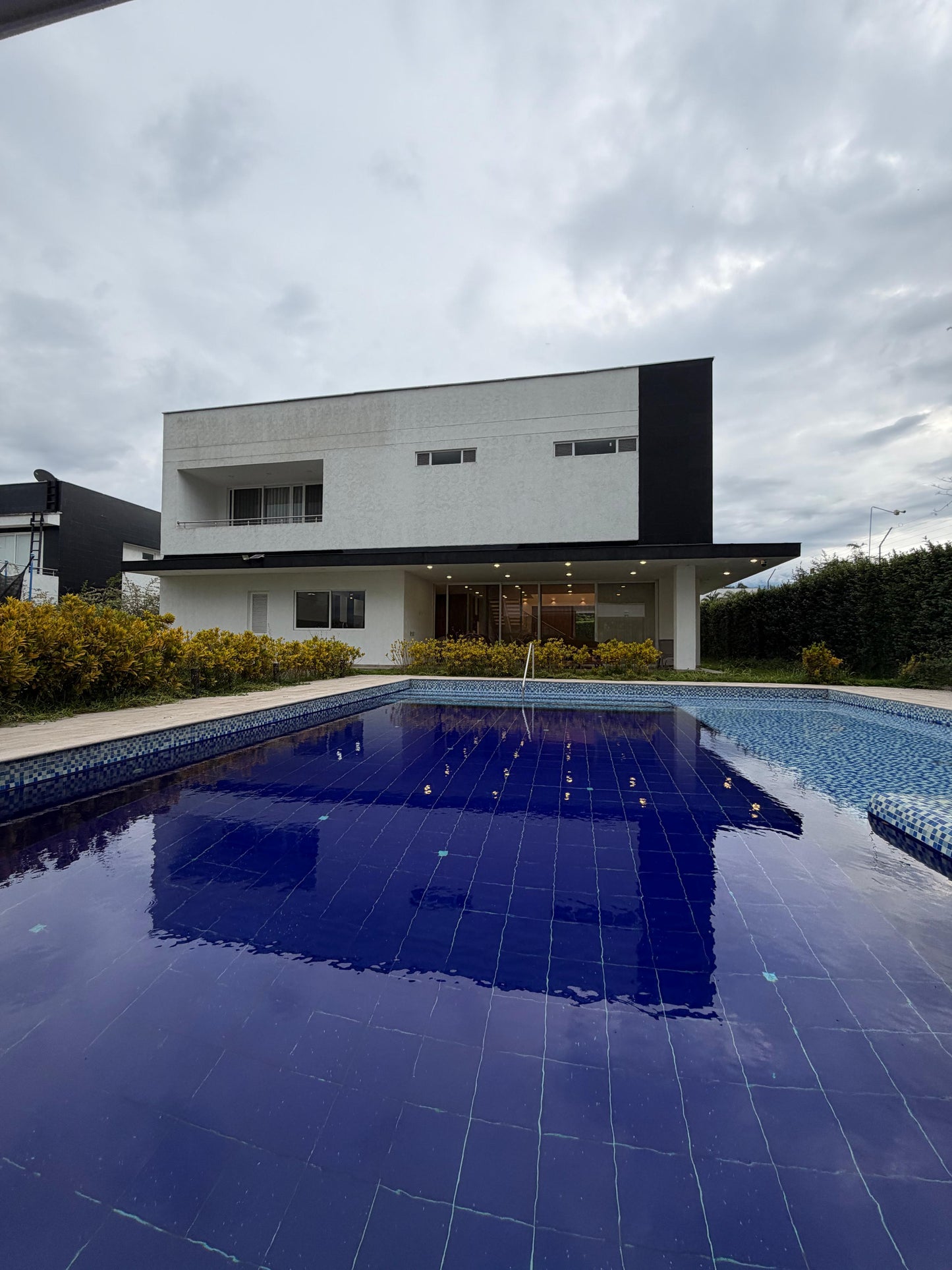 Casa en condominio en venta en Pance, Cali — 900 m², ascensor, sala de cine y piscina