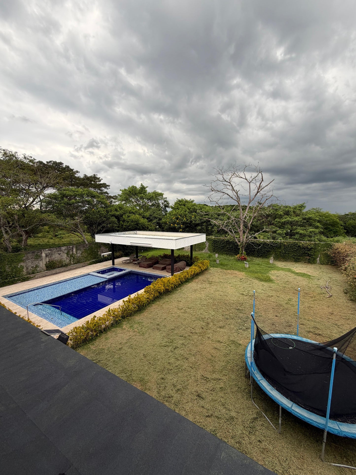 Casa en condominio en venta en Pance, Cali — 900 m², ascensor, sala de cine y piscina