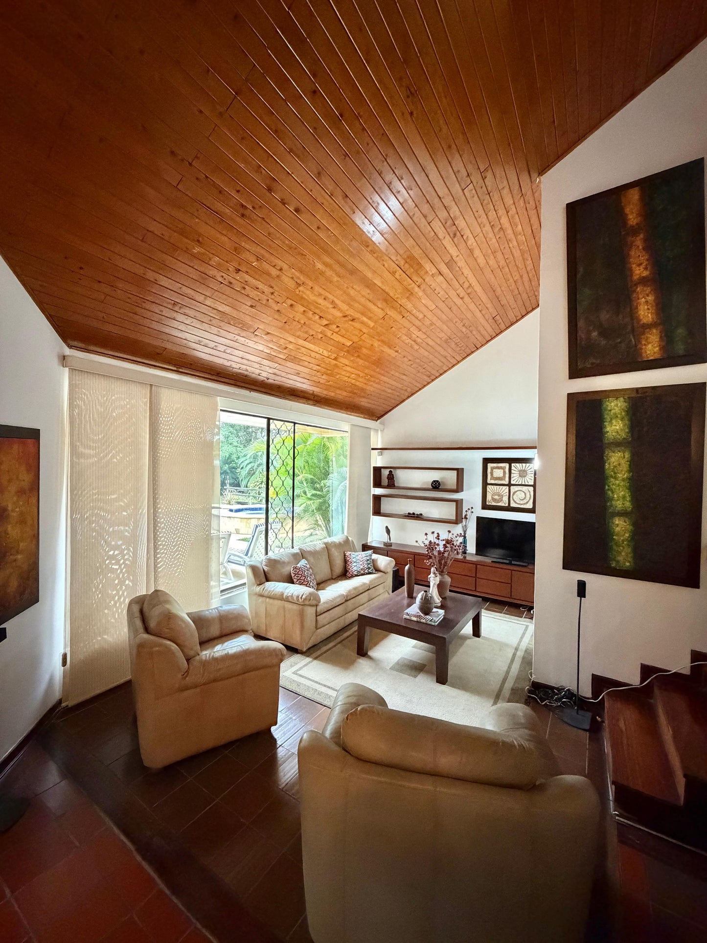 Casa independiente en venta en Pance, Cali — 450 m² sobre lote de 3.250 m², piscina y jacuzzi