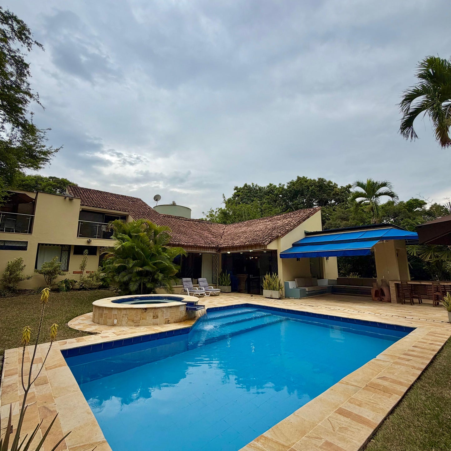 Casa independiente en venta en Pance, Cali — 450 m² sobre lote de 3.250 m², piscina y jacuzzi