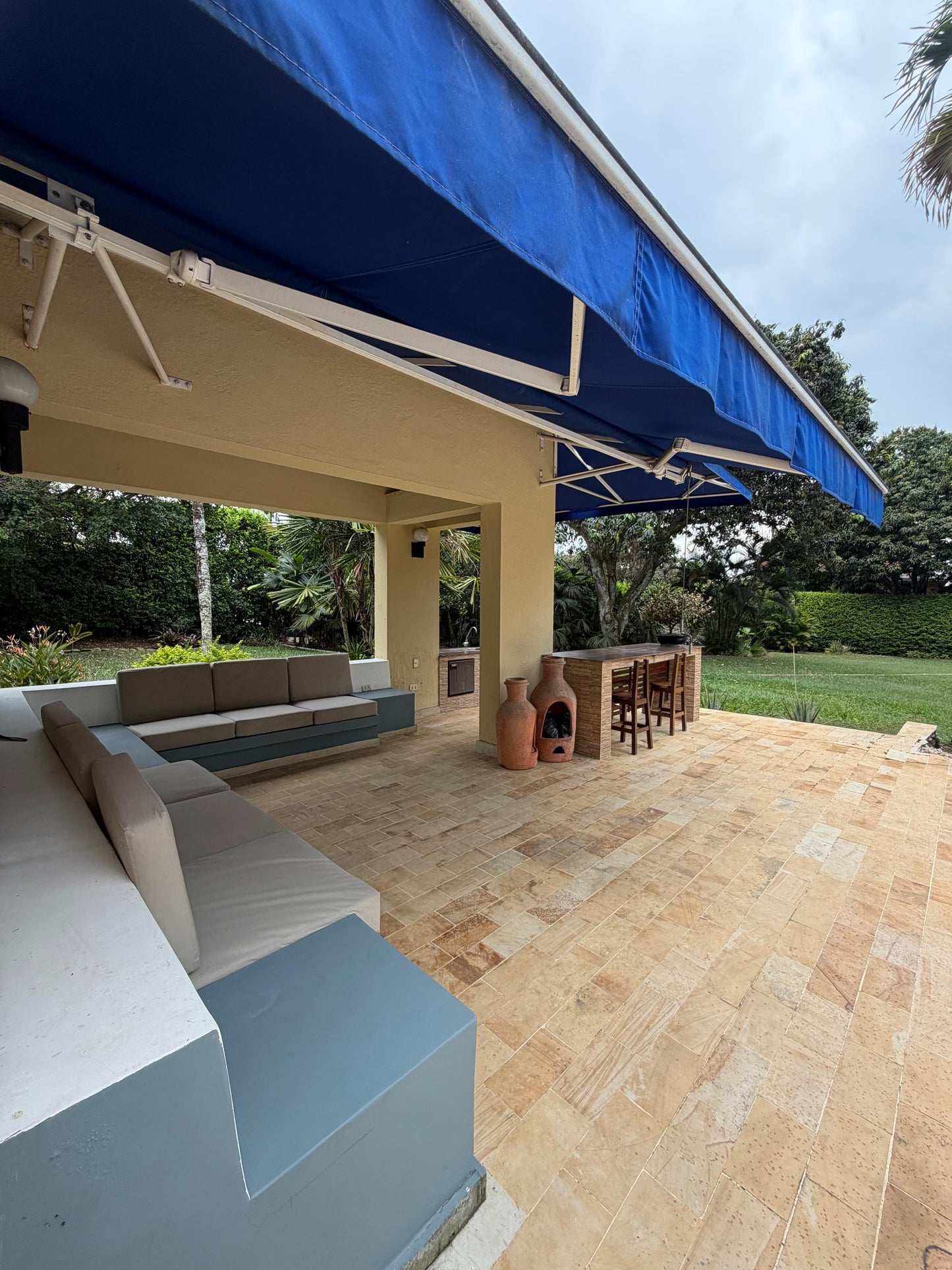 Casa independiente en venta en Pance, Cali — 450 m² sobre lote de 3.250 m², piscina y jacuzzi