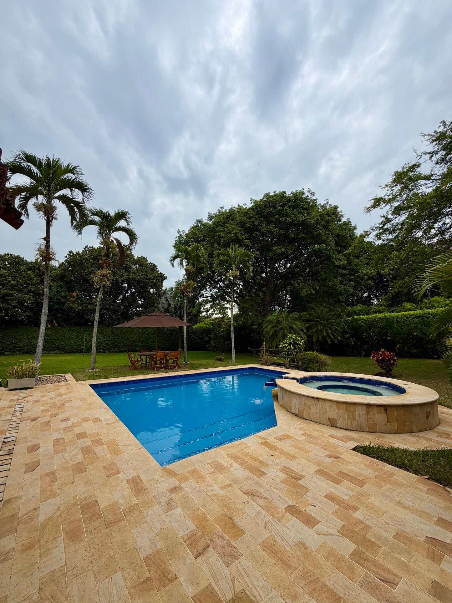 Casa independiente en venta en Pance, Cali — 450 m² sobre lote de 3.250 m², piscina y jacuzzi