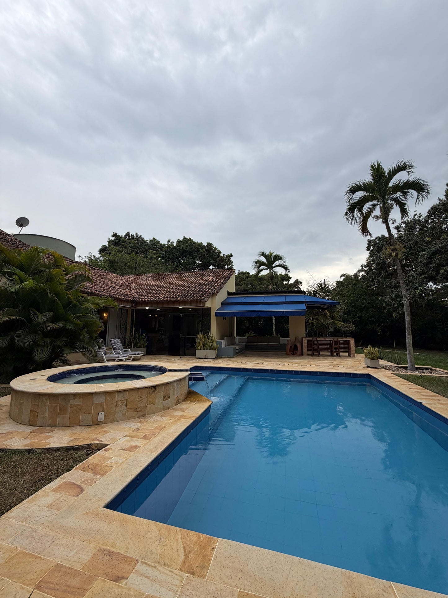 Casa independiente en venta en Pance, Cali — 450 m² sobre lote de 3.250 m², piscina y jacuzzi