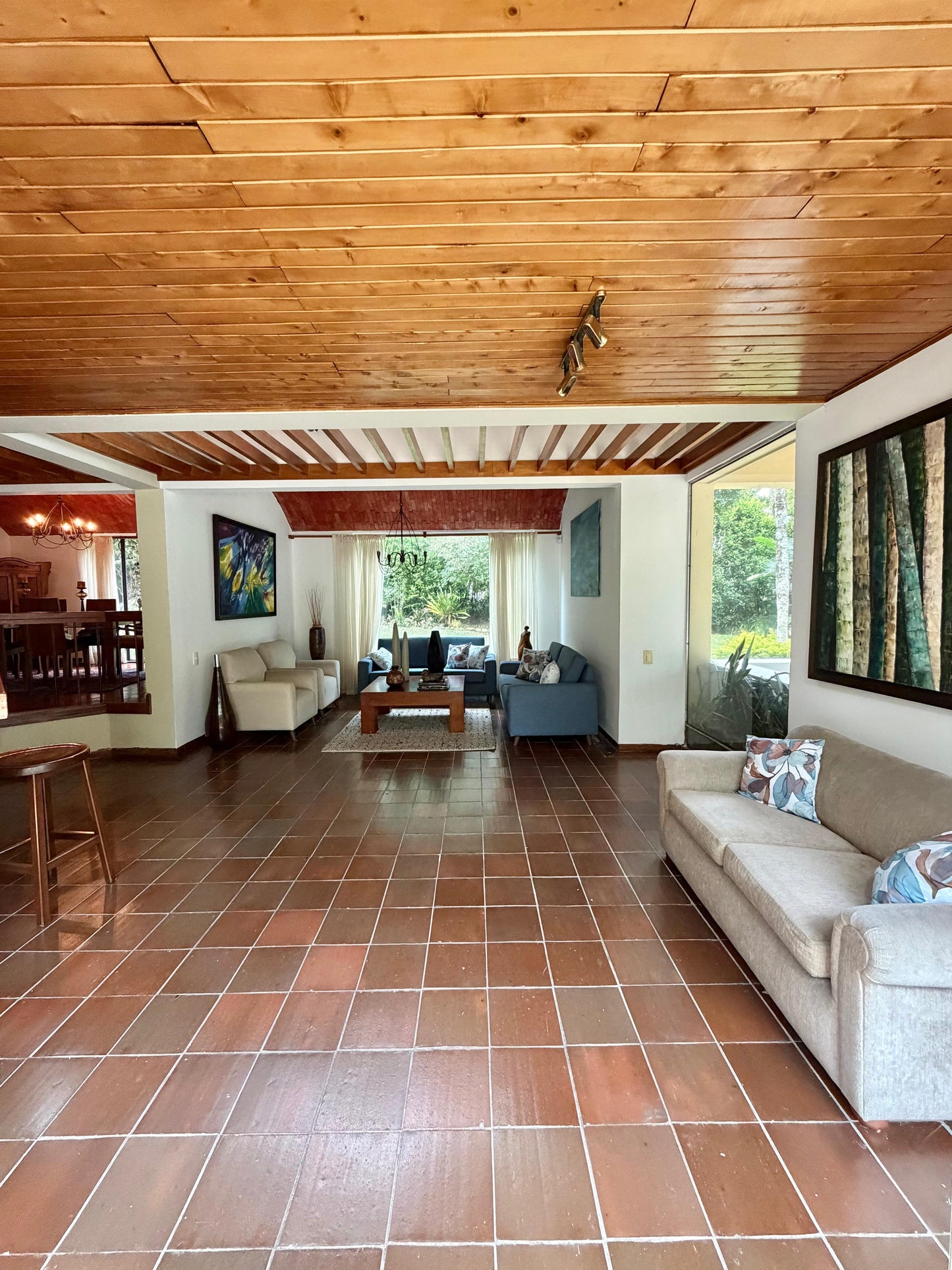 Casa independiente en venta en Pance, Cali — 450 m² sobre lote de 3.250 m², piscina y jacuzzi