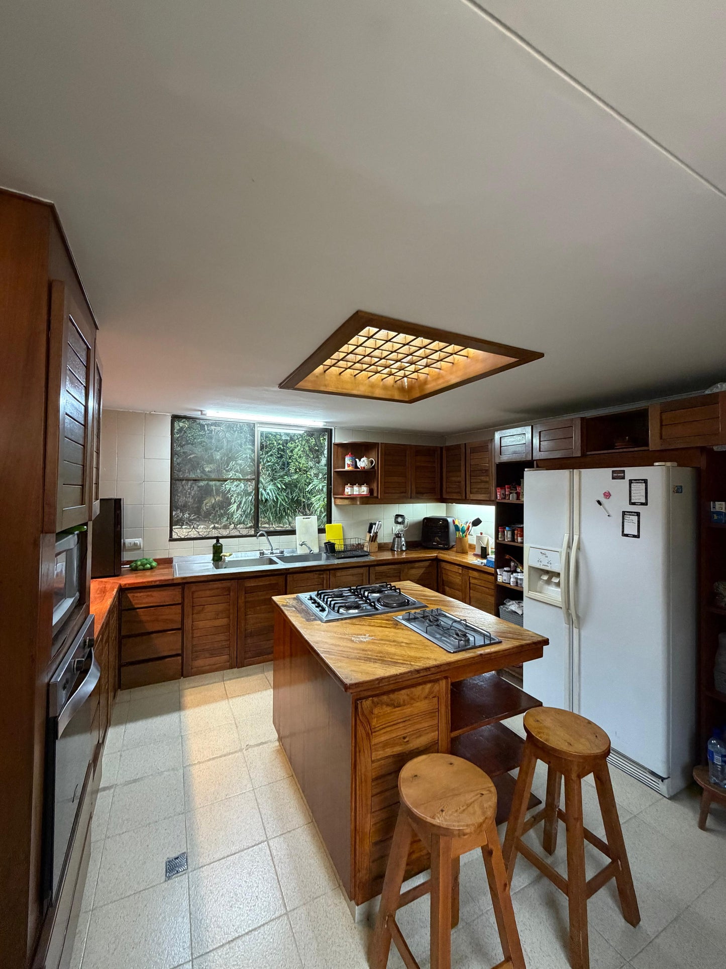 Casa independiente en venta en Pance, Cali — 450 m² sobre lote de 3.250 m², piscina y jacuzzi